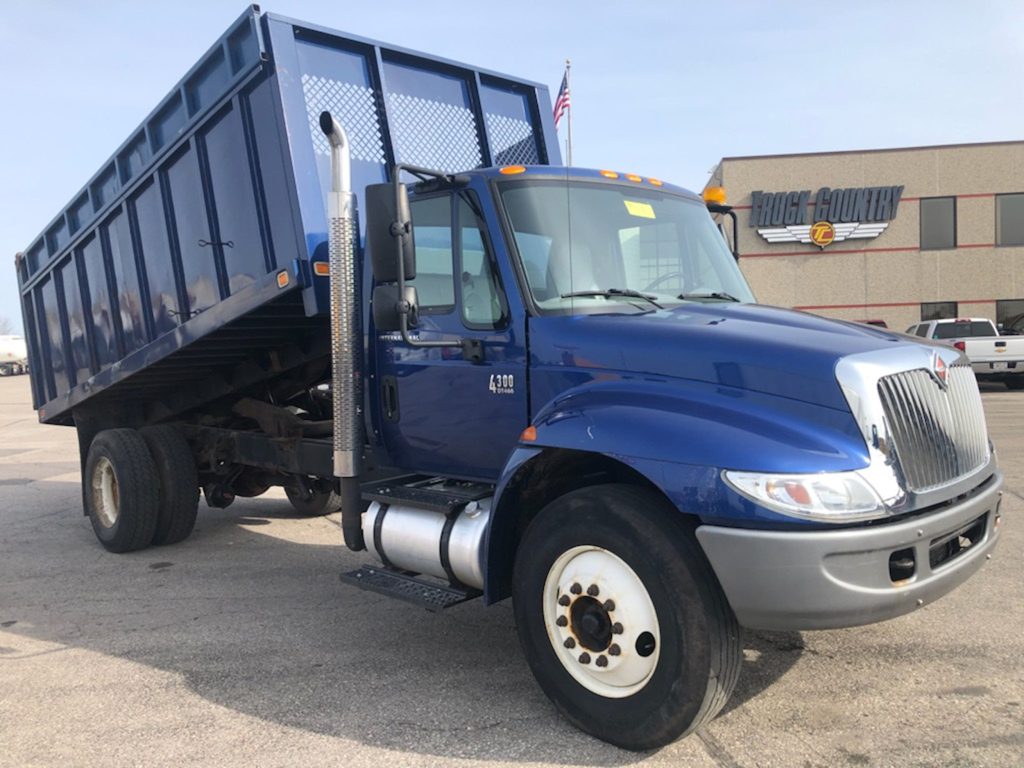 2004 INTERNATIONAL 4300 - Truck Country