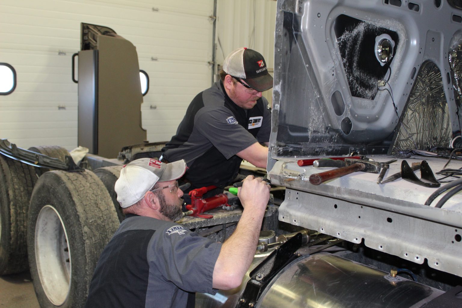 SemiTruck Body Shop Shullsburg, WI Truck Country