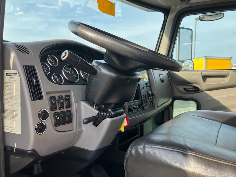 2018 Peterbilt 337 - image 4 of 5