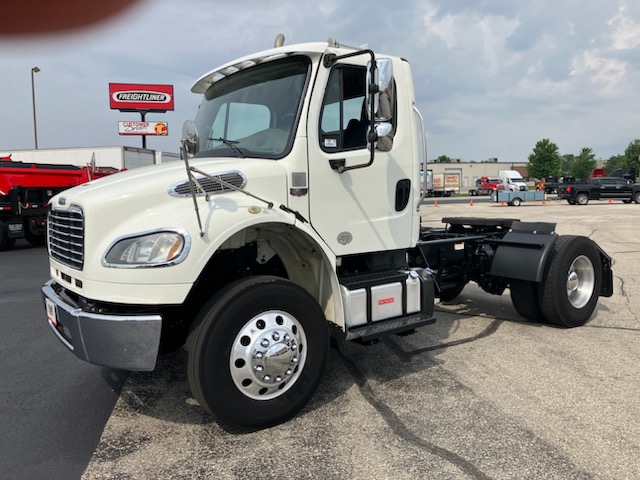 2015 Freightliner M2 106 - image 1 of 4