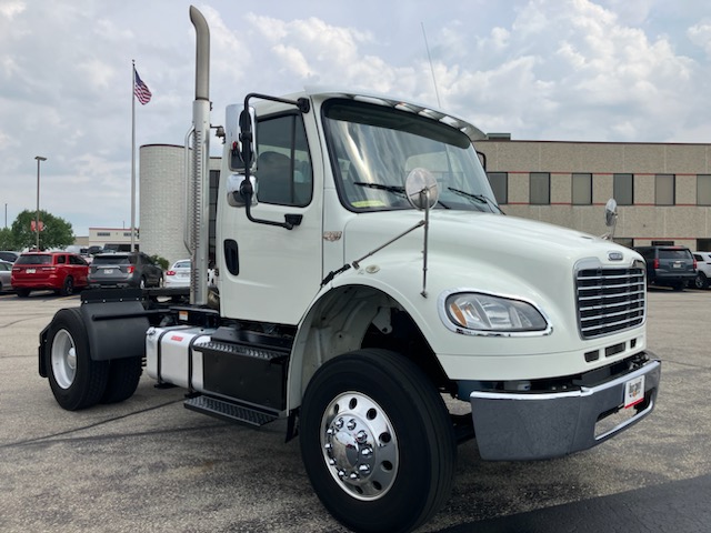 2015 Freightliner M2 106 - image 2 of 4