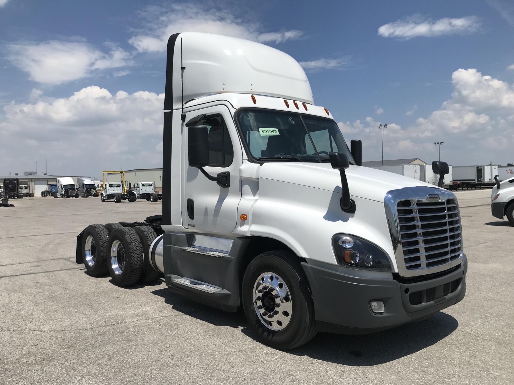 2019 Freightliner CA125 - image 3 of 5