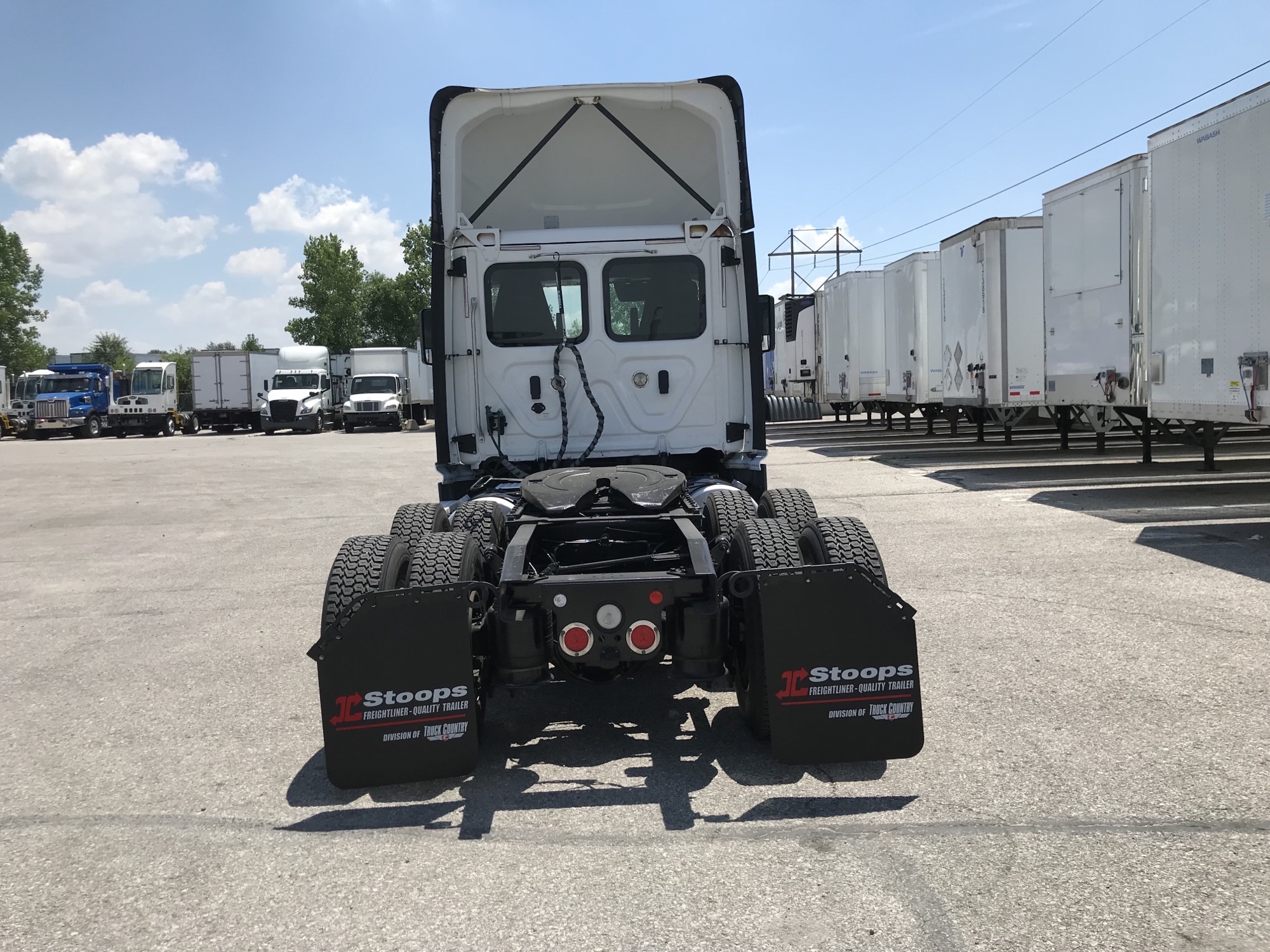 2019 Freightliner CA125 - image 4 of 5