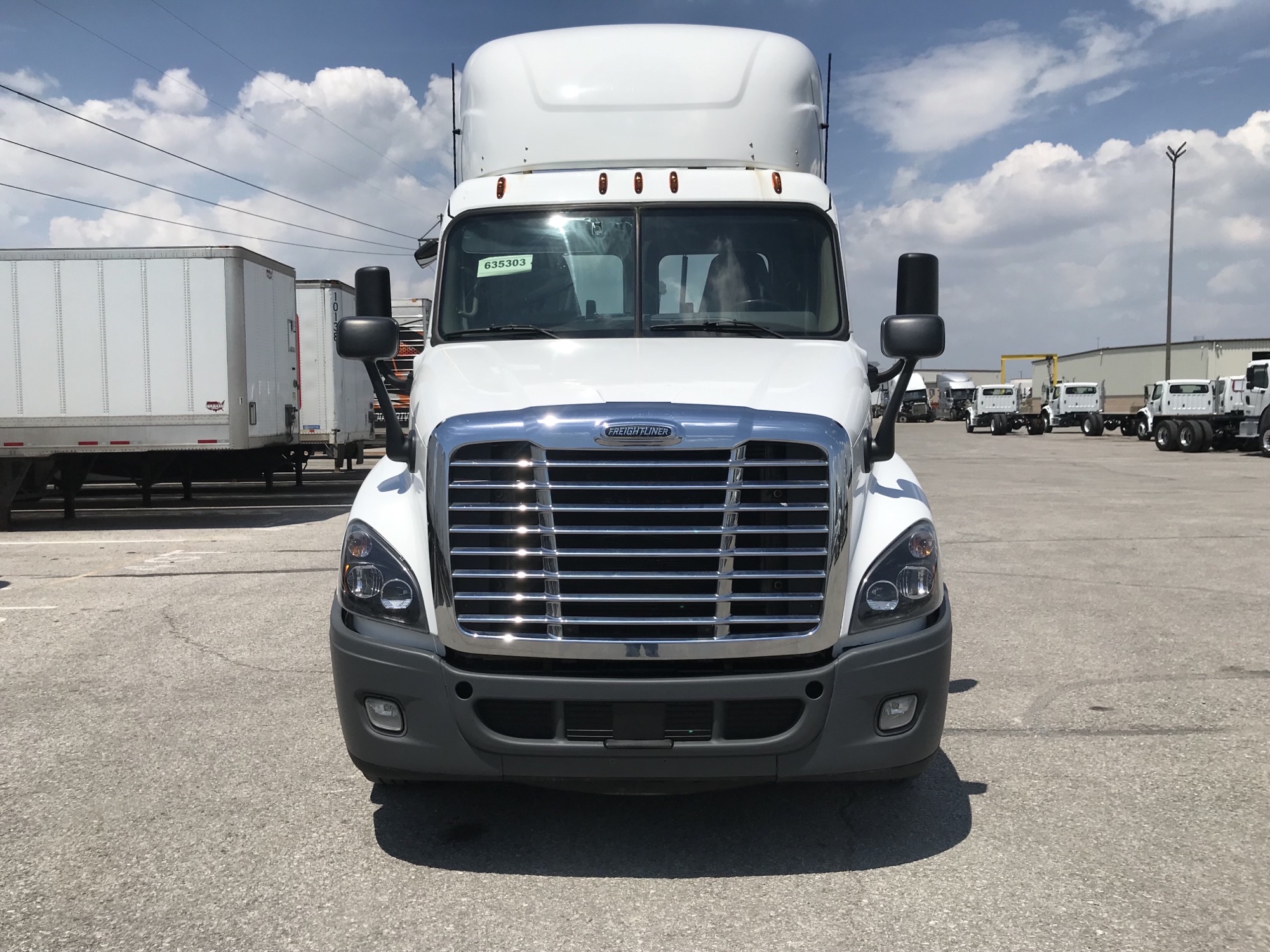 2019 Freightliner CA125 - image 2 of 5