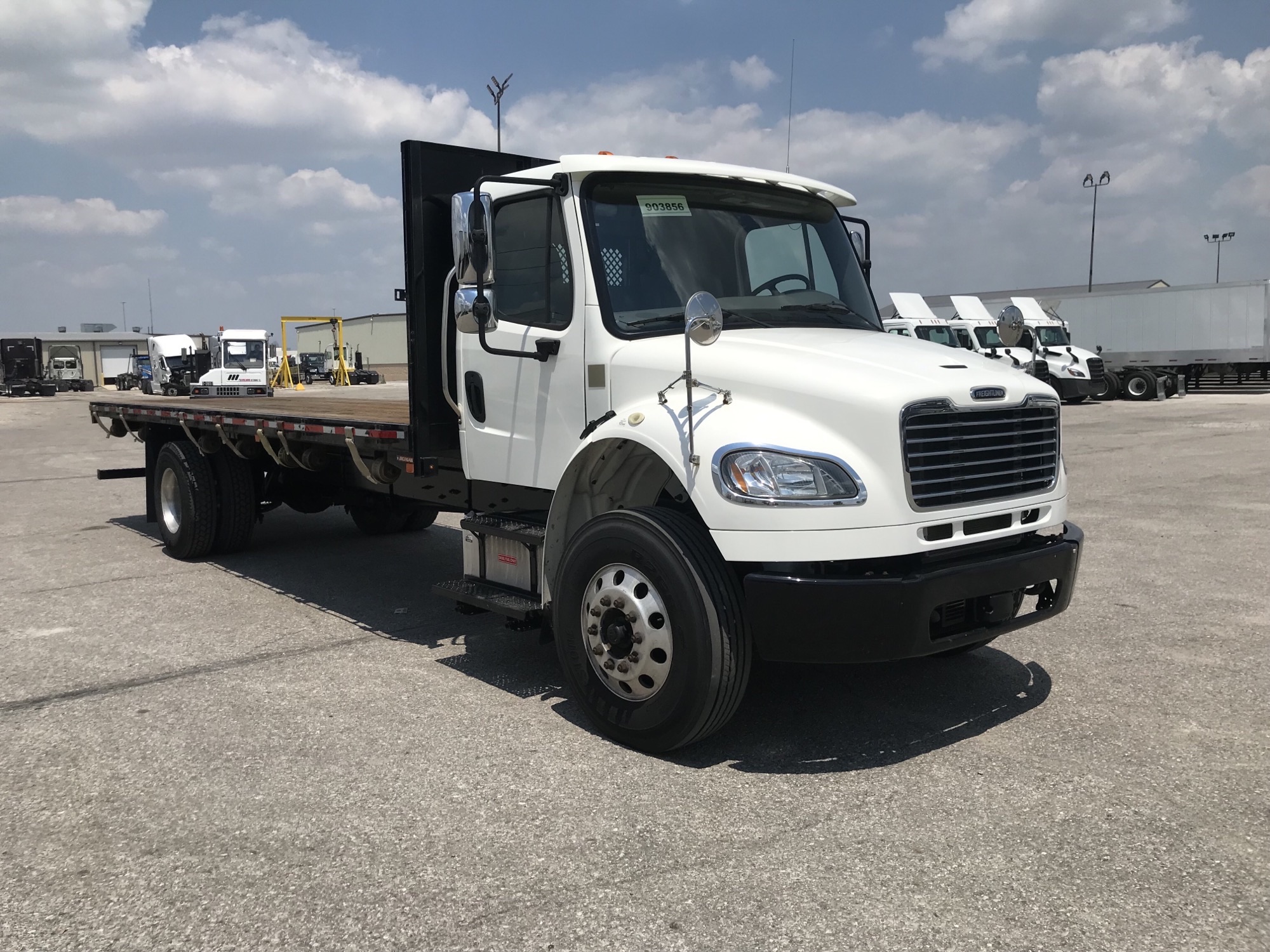 2019 Freightliner M2 106 - image 3 of 5