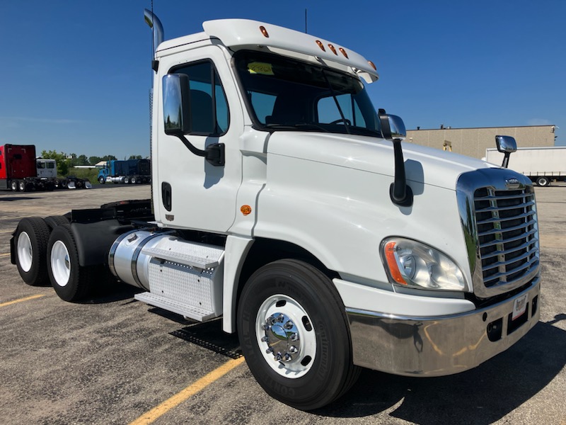 2018 Freightliner CA125 - image 2 of 4