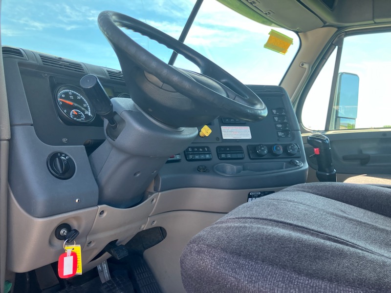 2018 Freightliner CA125 - image 4 of 4