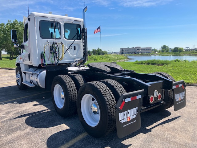 2018 Freightliner CA125 - image 3 of 4