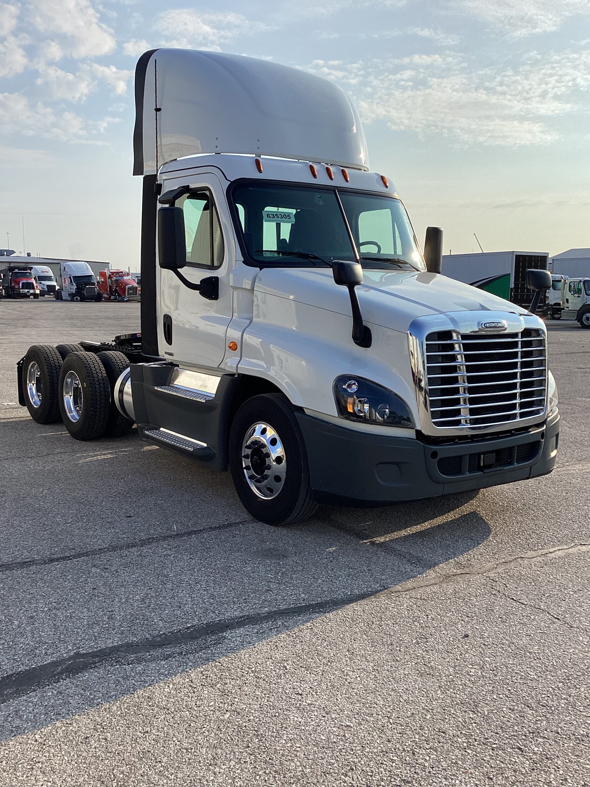 2019 Freightliner CA125 - image 3 of 5