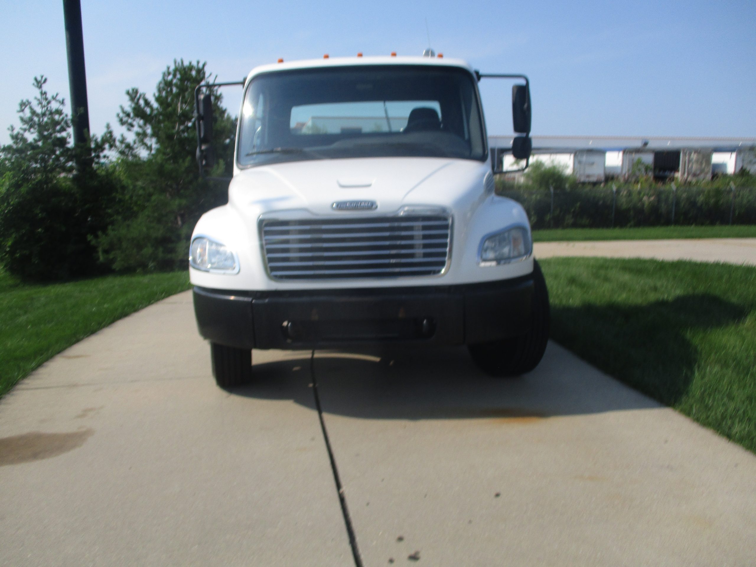 2007 Freightliner M2 106 - image 2 of 6