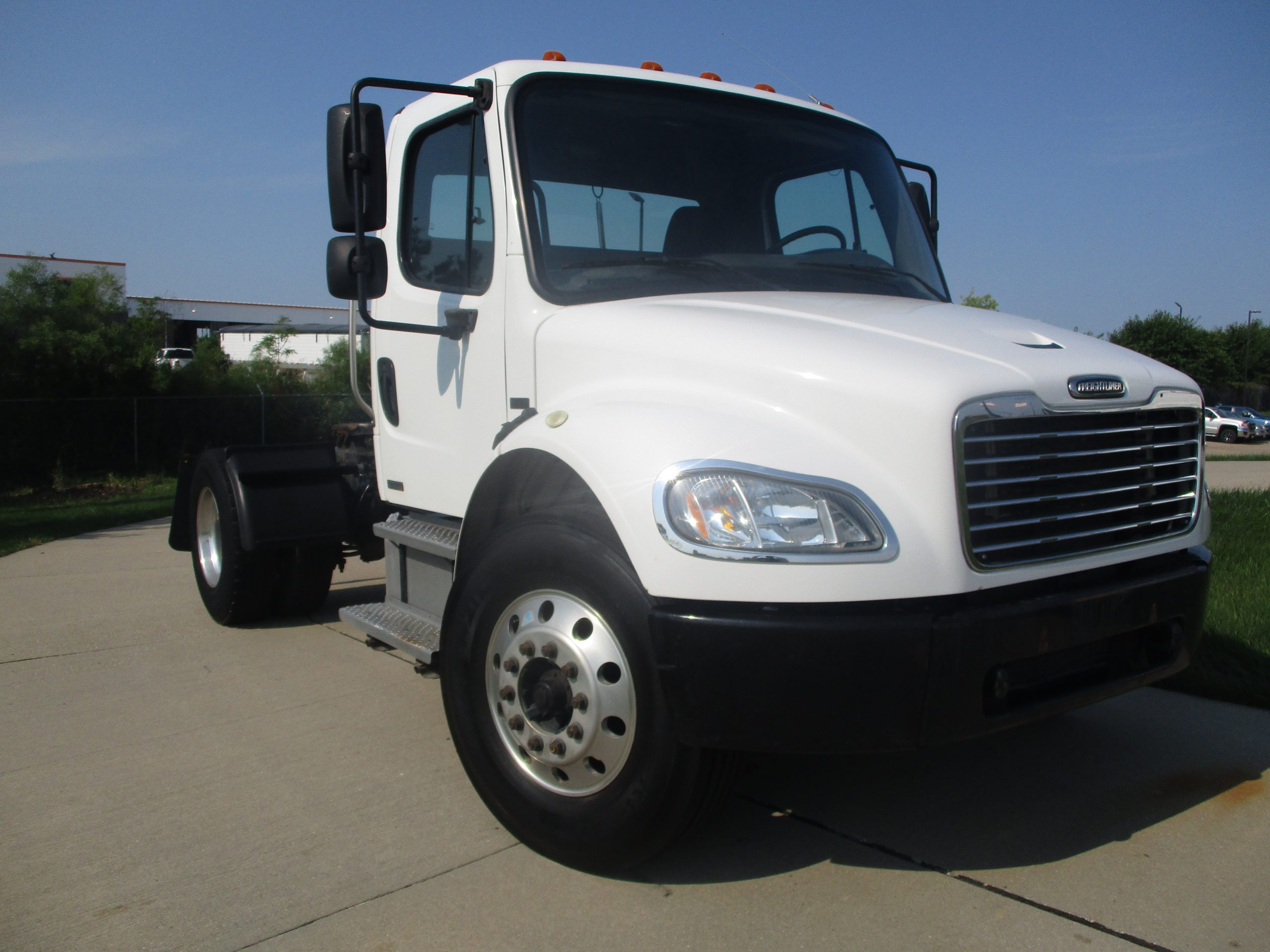 2007 Freightliner M2 106 - image 3 of 6