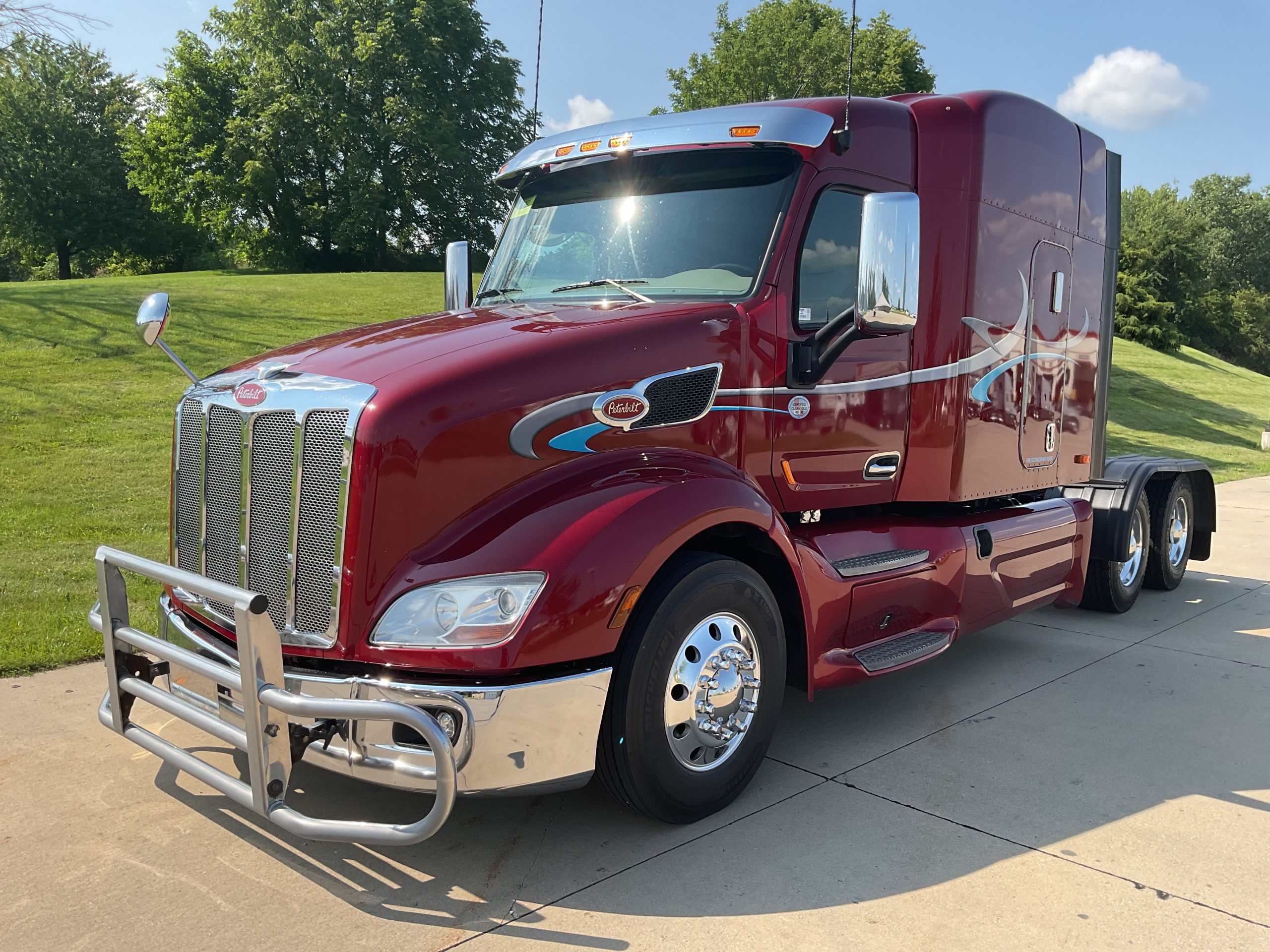 2020 Peterbilt 579 - image 1 of 6