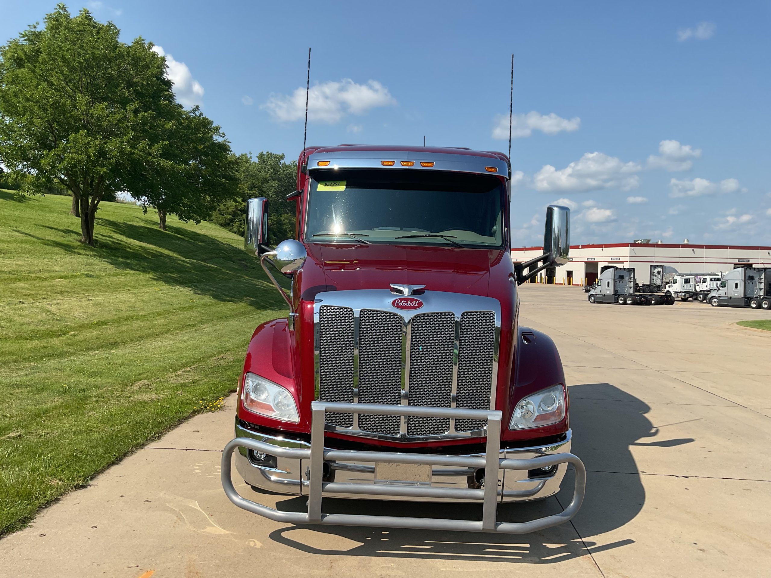 2020 Peterbilt 579 - image 2 of 6