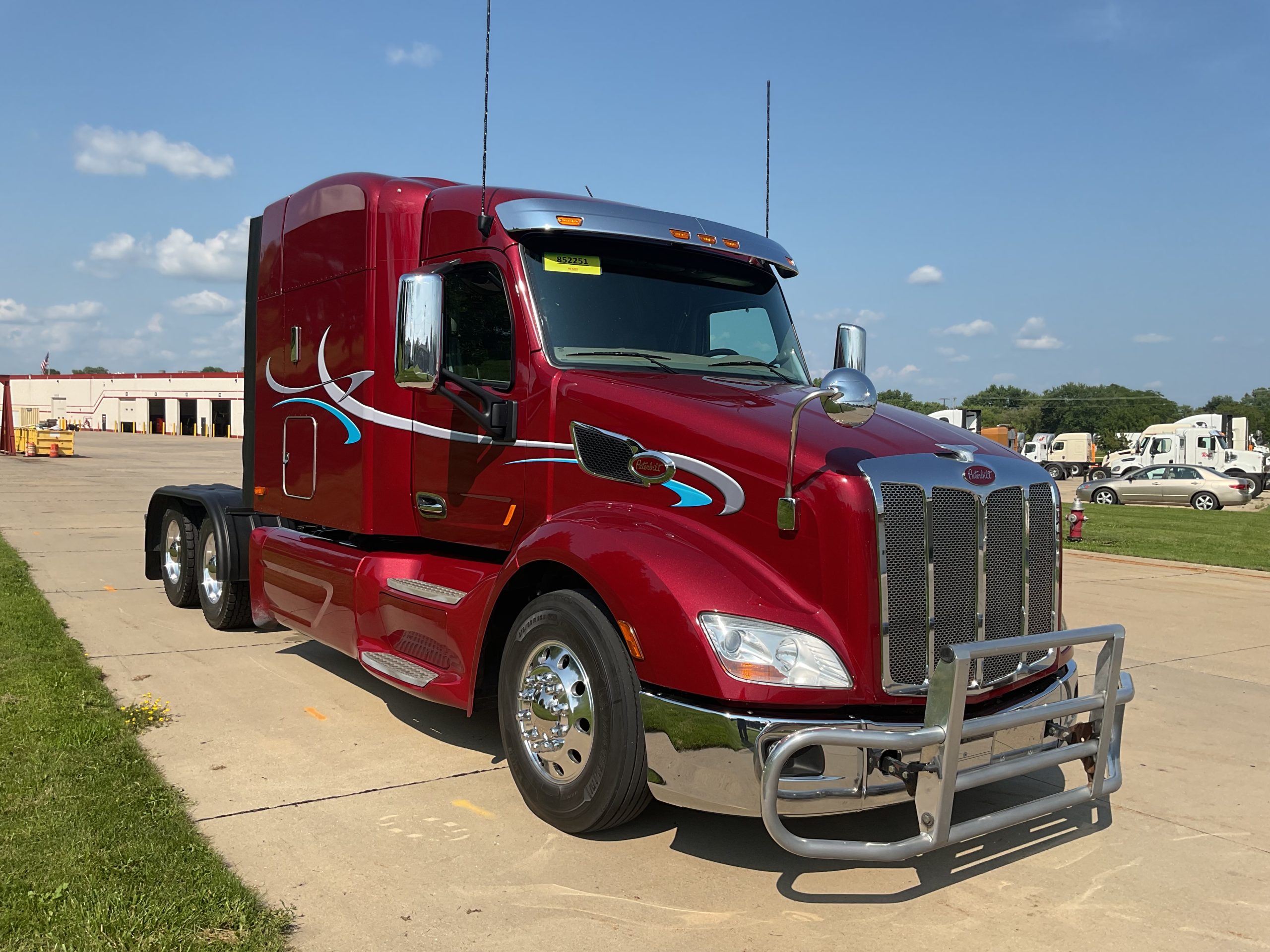 2020 Peterbilt 579 - image 3 of 6