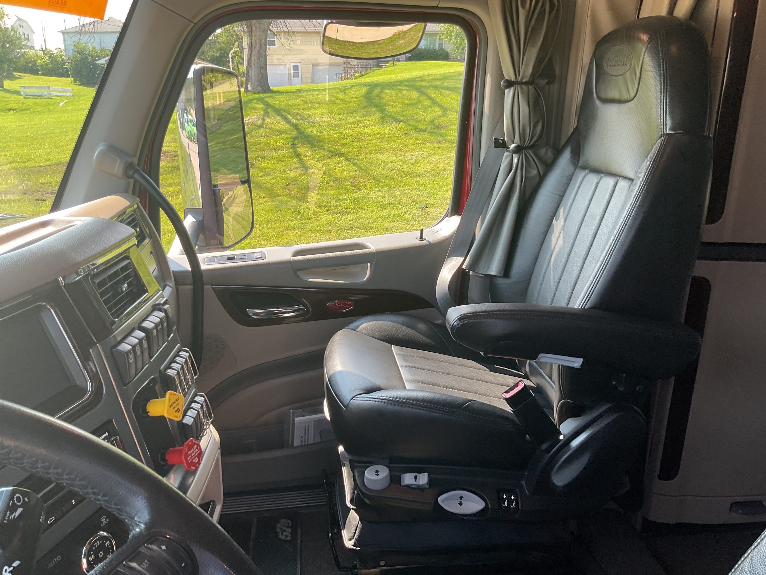 2020 Peterbilt 579 - image 6 of 6