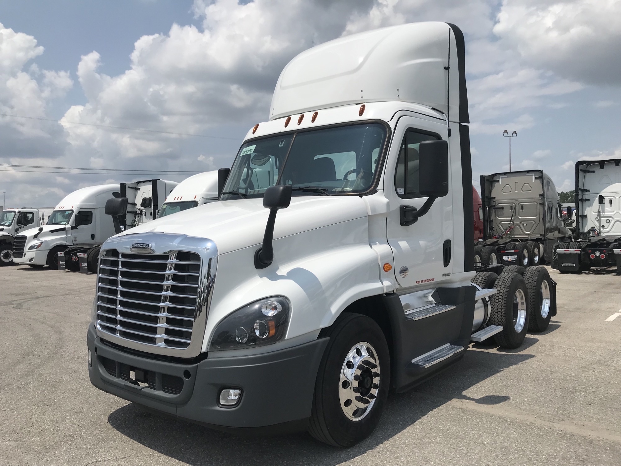 2019 Freightliner CA125 - image 1 of 5