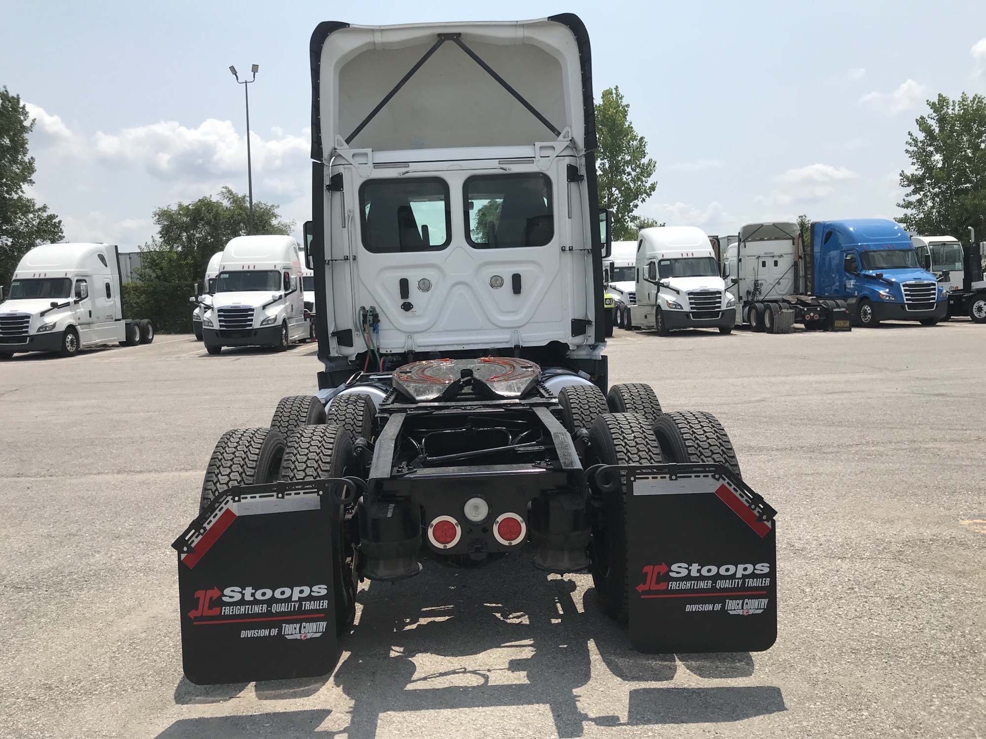 2019 Freightliner CA125 - image 4 of 5