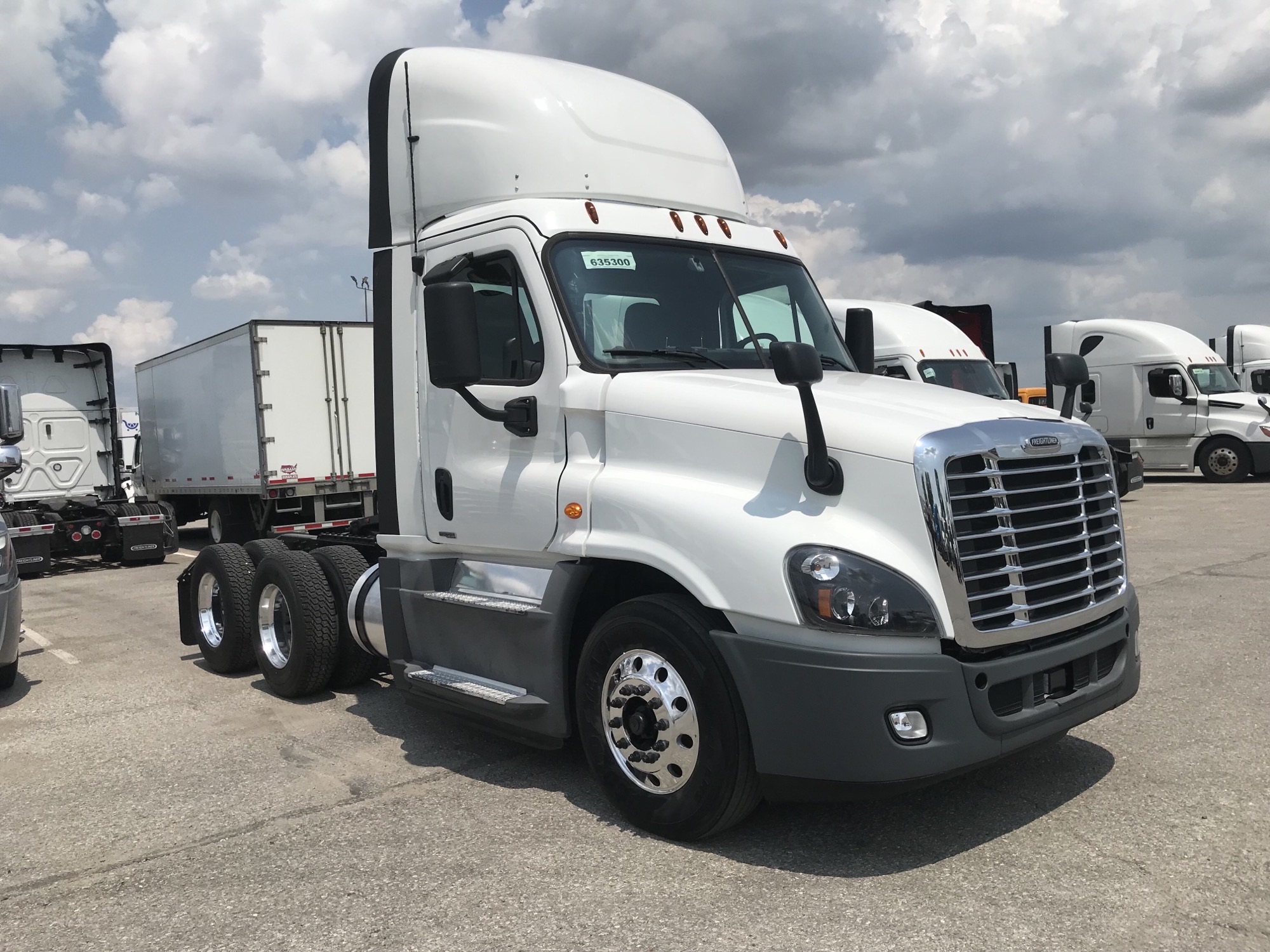 2019 Freightliner CA125 - image 3 of 5