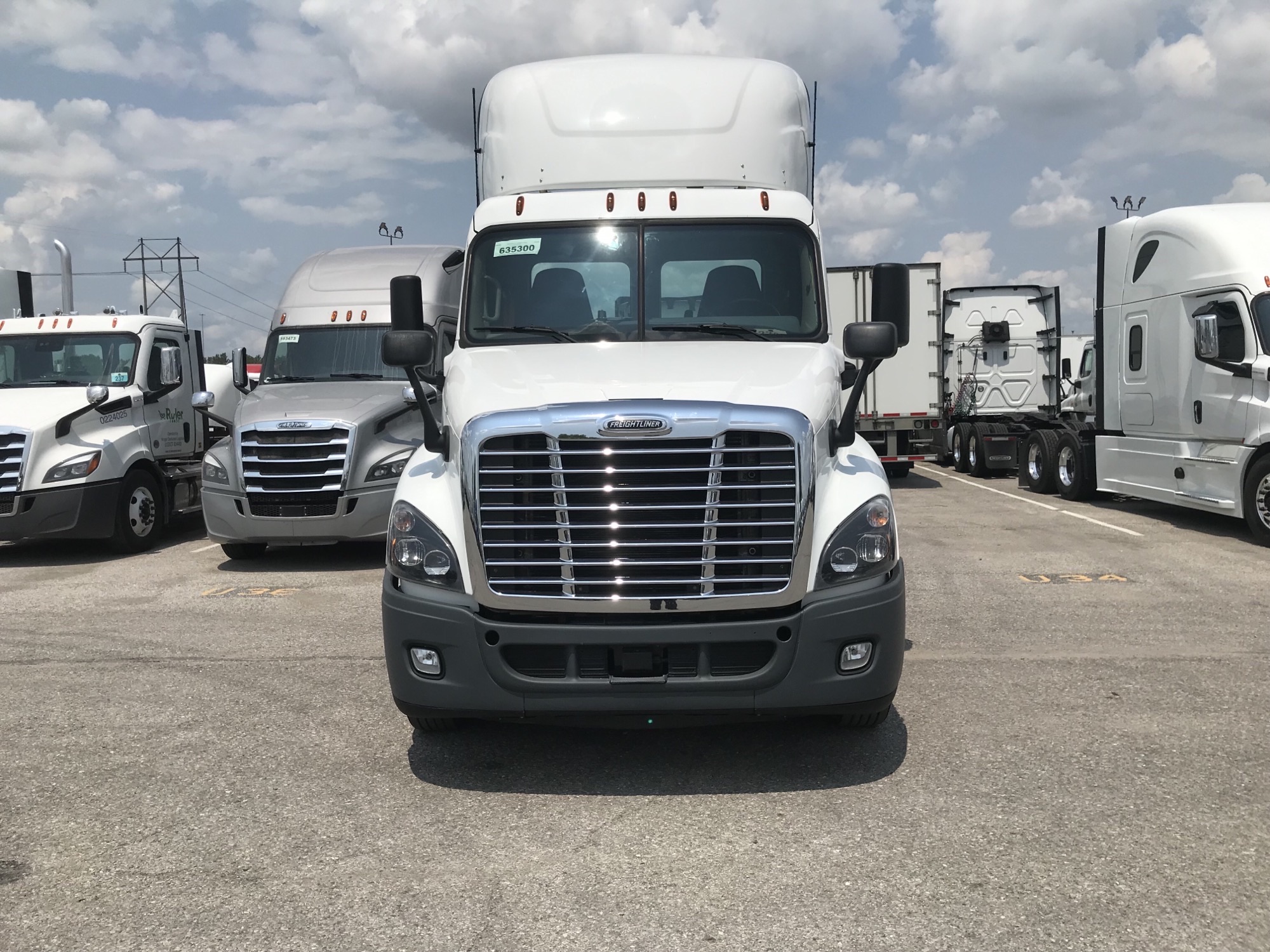 2019 Freightliner CA125 - image 2 of 5