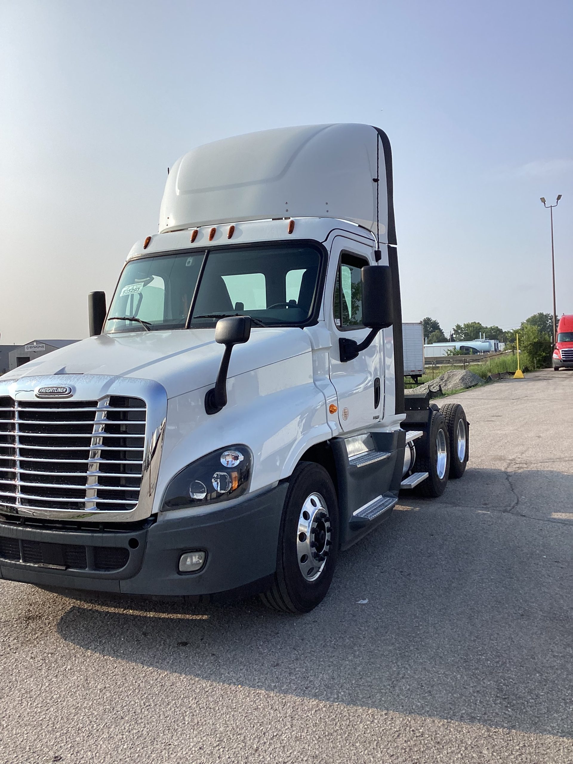 2019 Freightliner CA125 - image 1 of 5