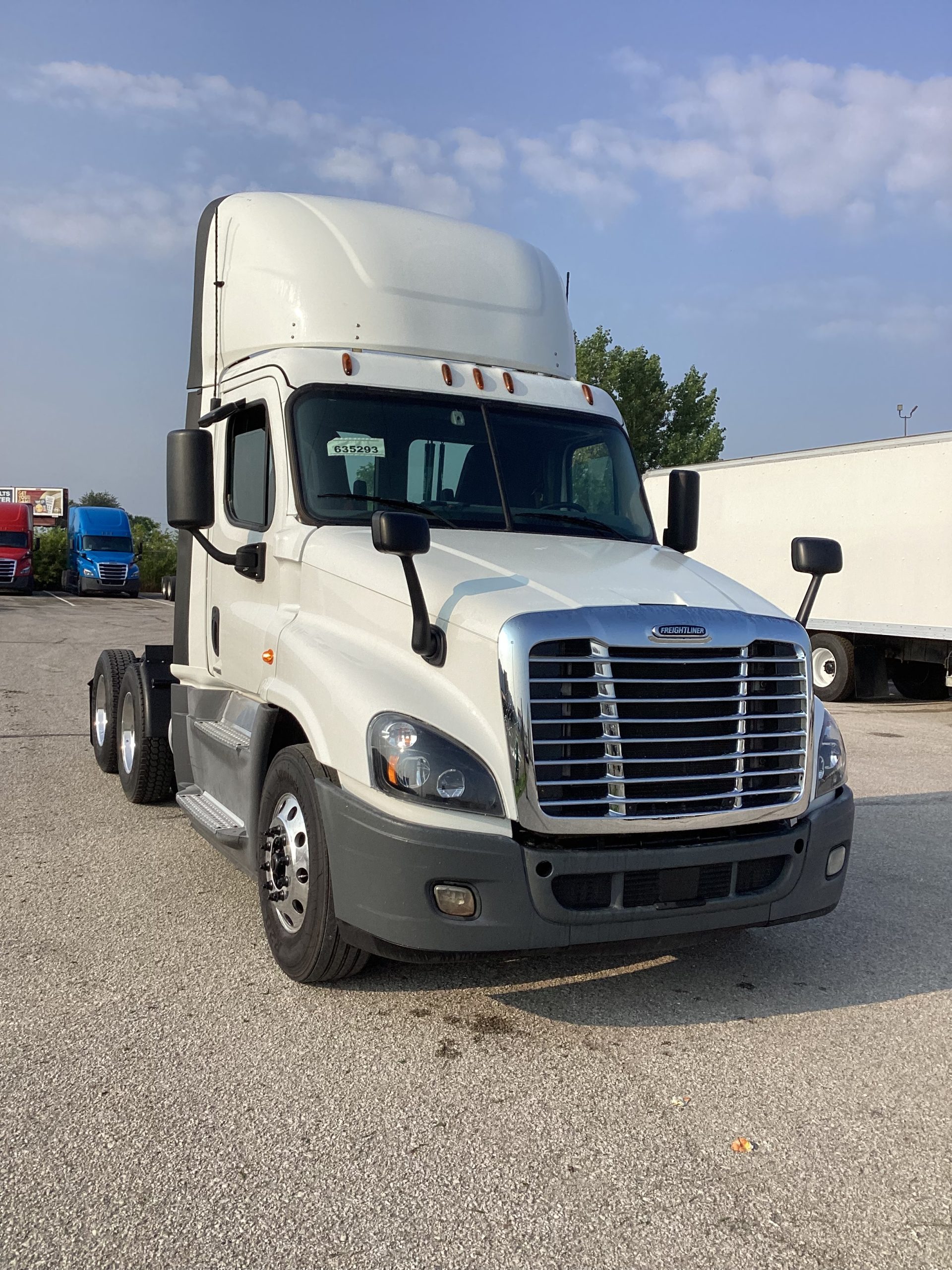 2019 Freightliner CA125 - image 3 of 5