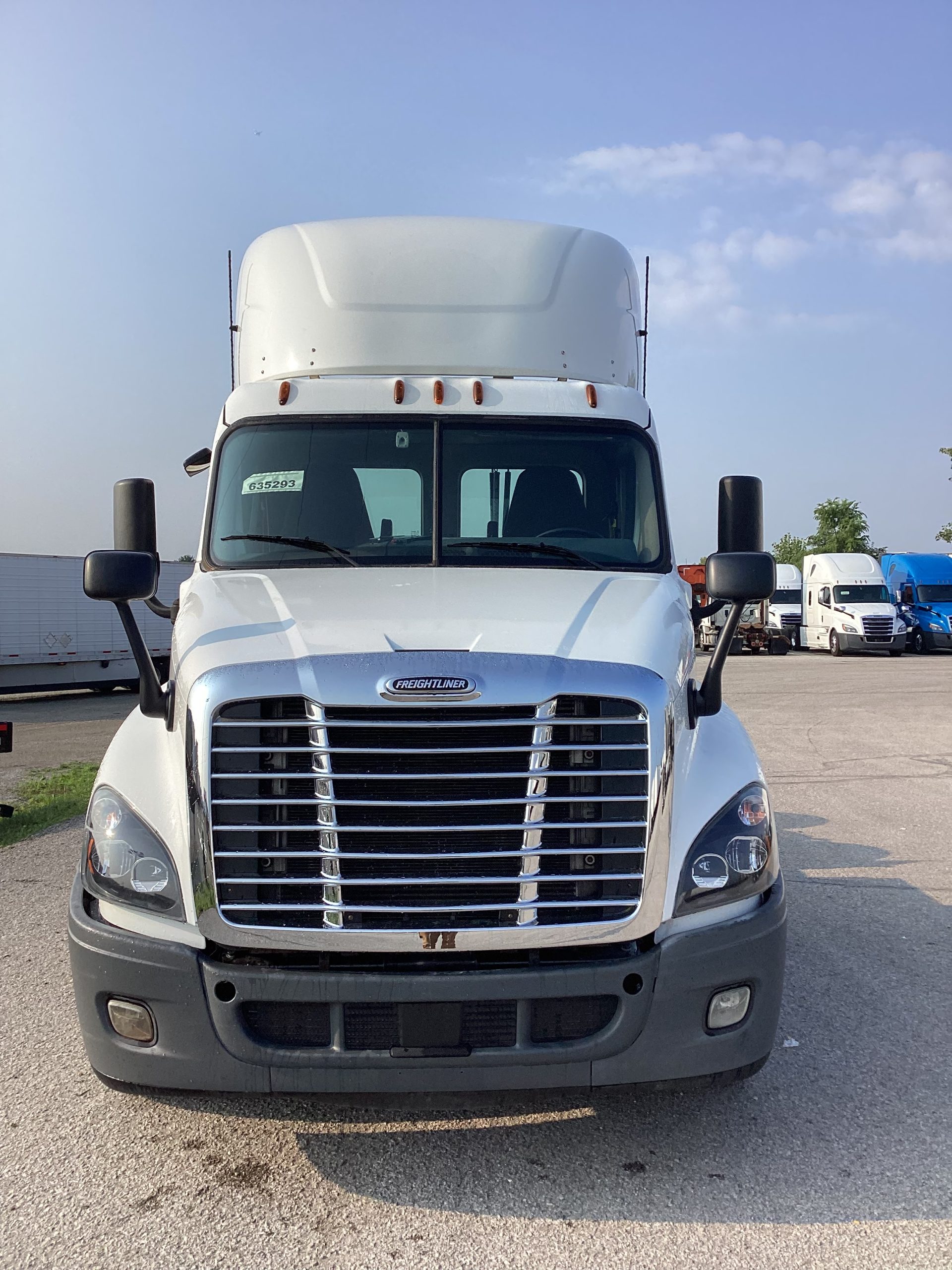 2019 Freightliner CA125 - image 2 of 5