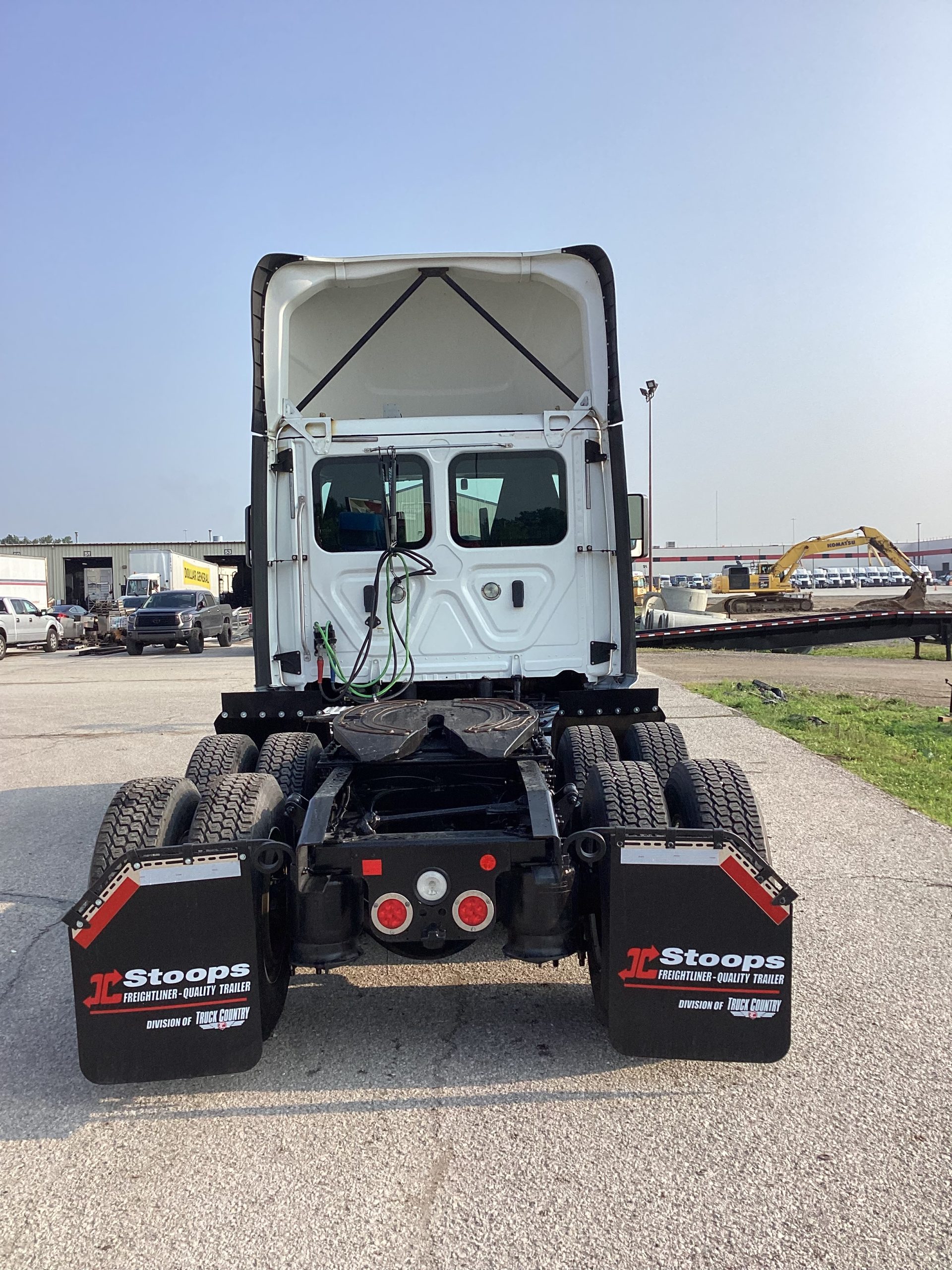 2019 Freightliner CA125 - image 4 of 5