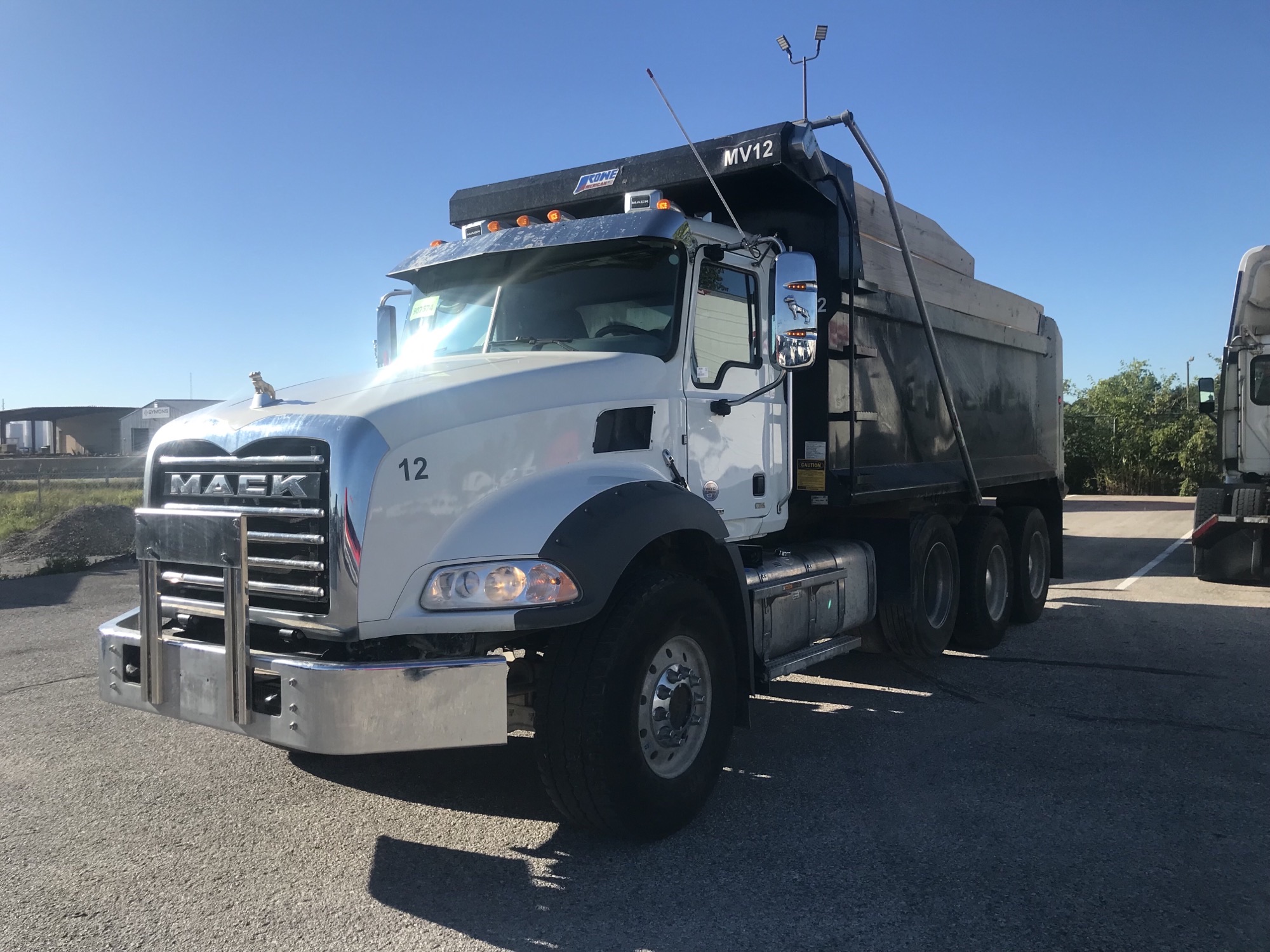 2020 Mack - trucks GRANITE - image 1 of 5