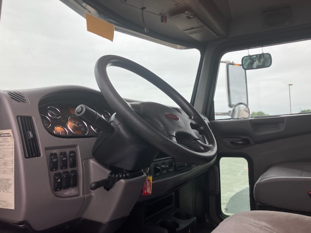 2018 Peterbilt 337 - image 4 of 5