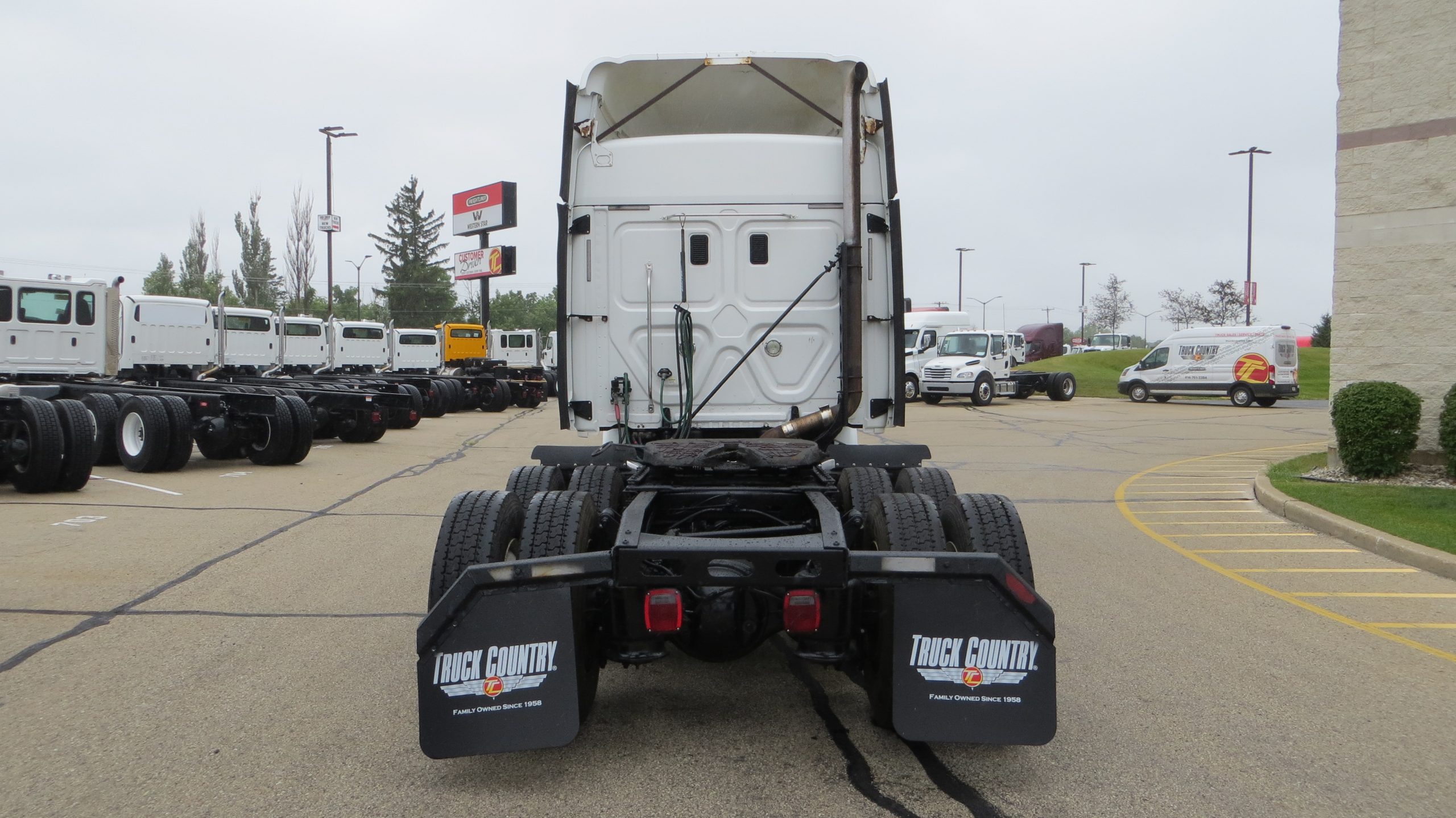 2016 Freightliner CA113 - image 4 of 6