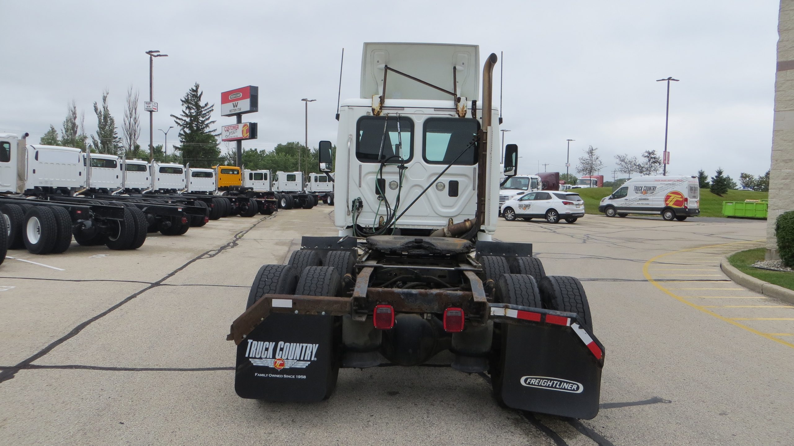 2016 Freightliner CA113 - image 4 of 6