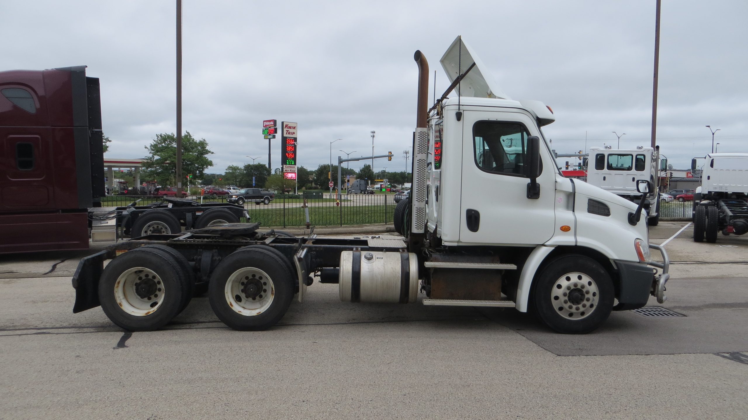 2016 Freightliner CA113 - image 6 of 6