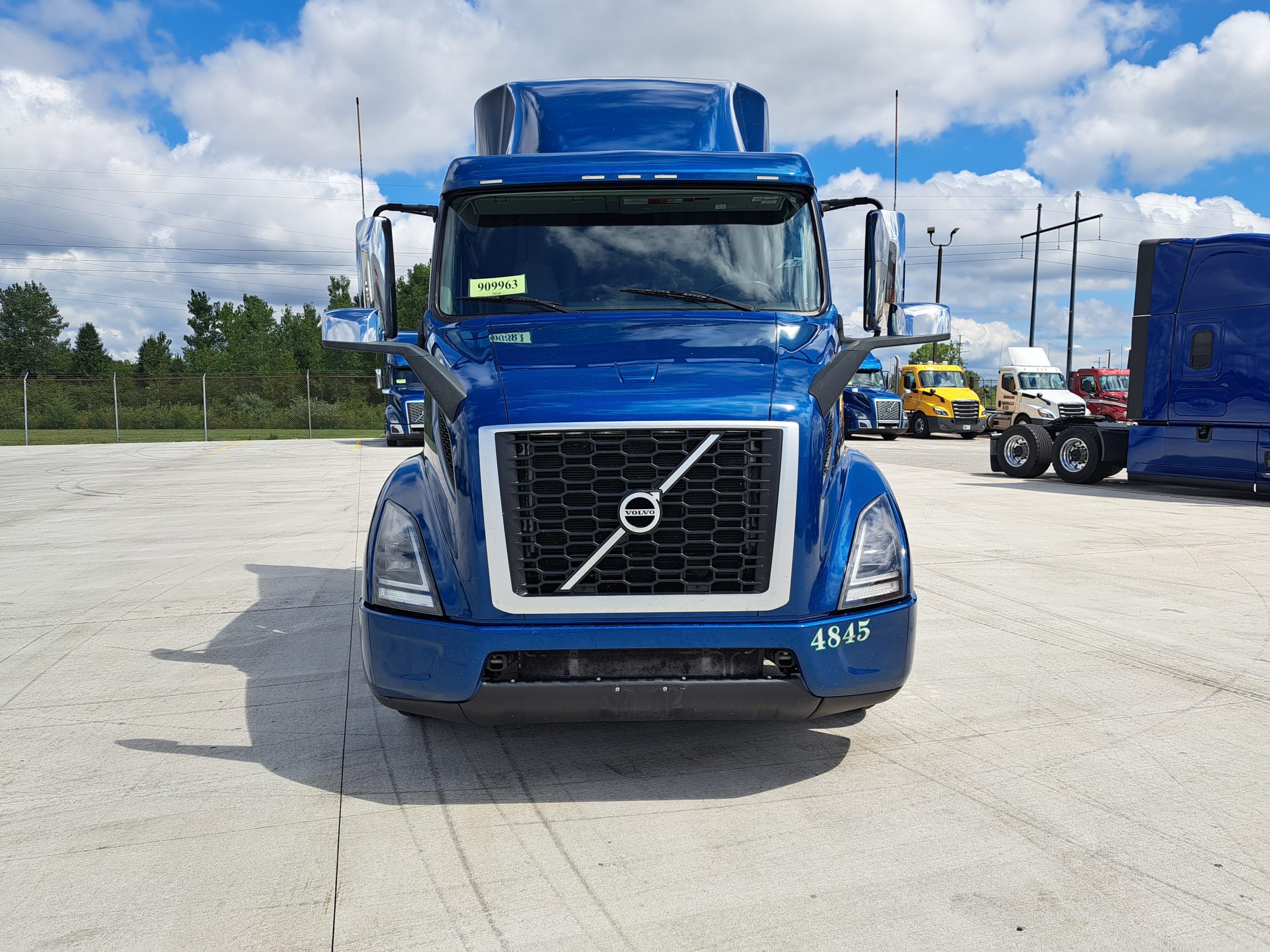 2022 Volvo VNR640 - image 2 of 6