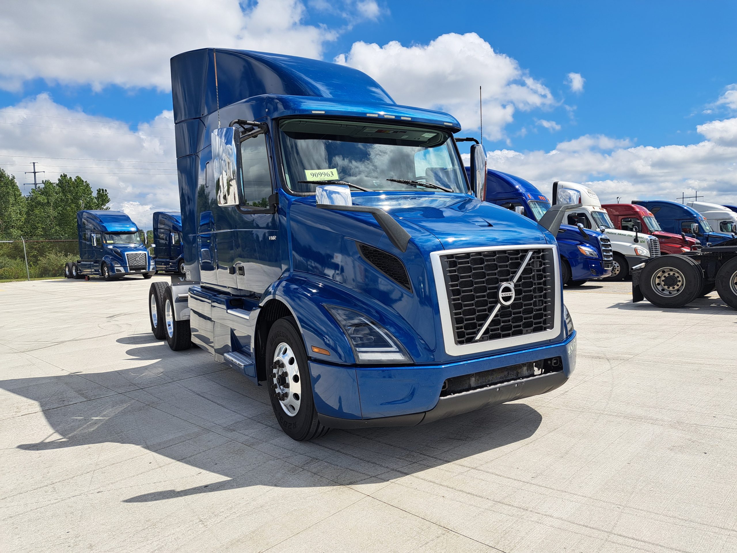 2022 Volvo VNR640 - image 3 of 6