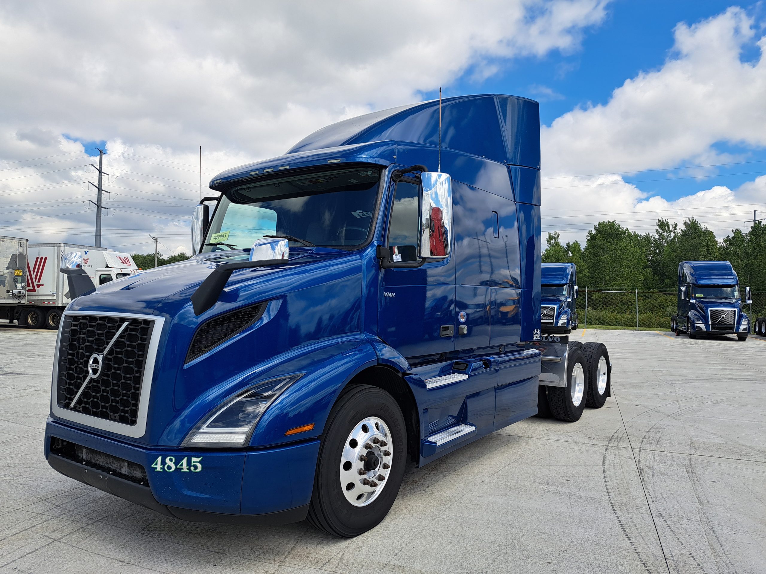 2022 Volvo VNR640 - image 1 of 6