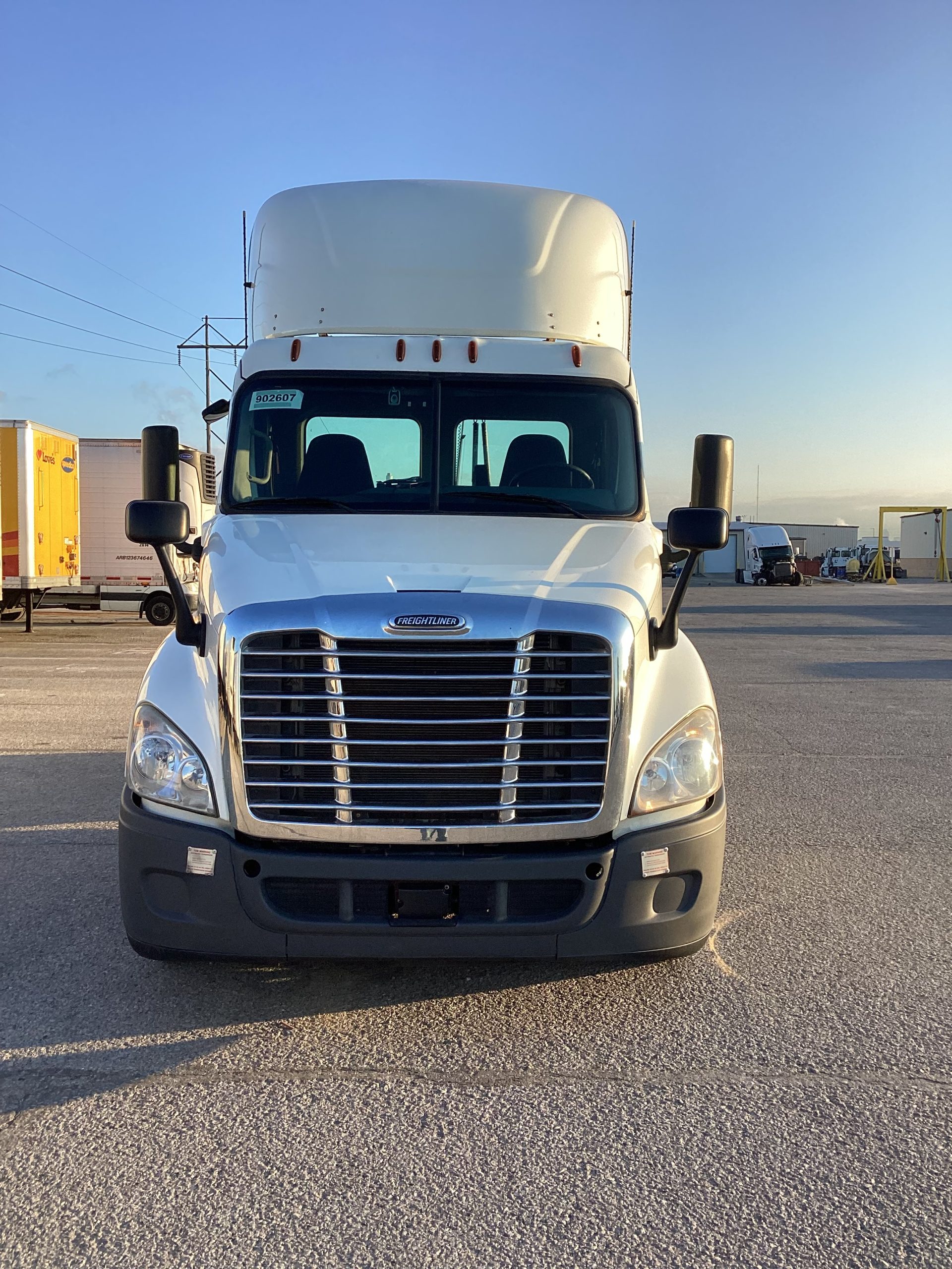 2018 Freightliner CA125 - image 2 of 5