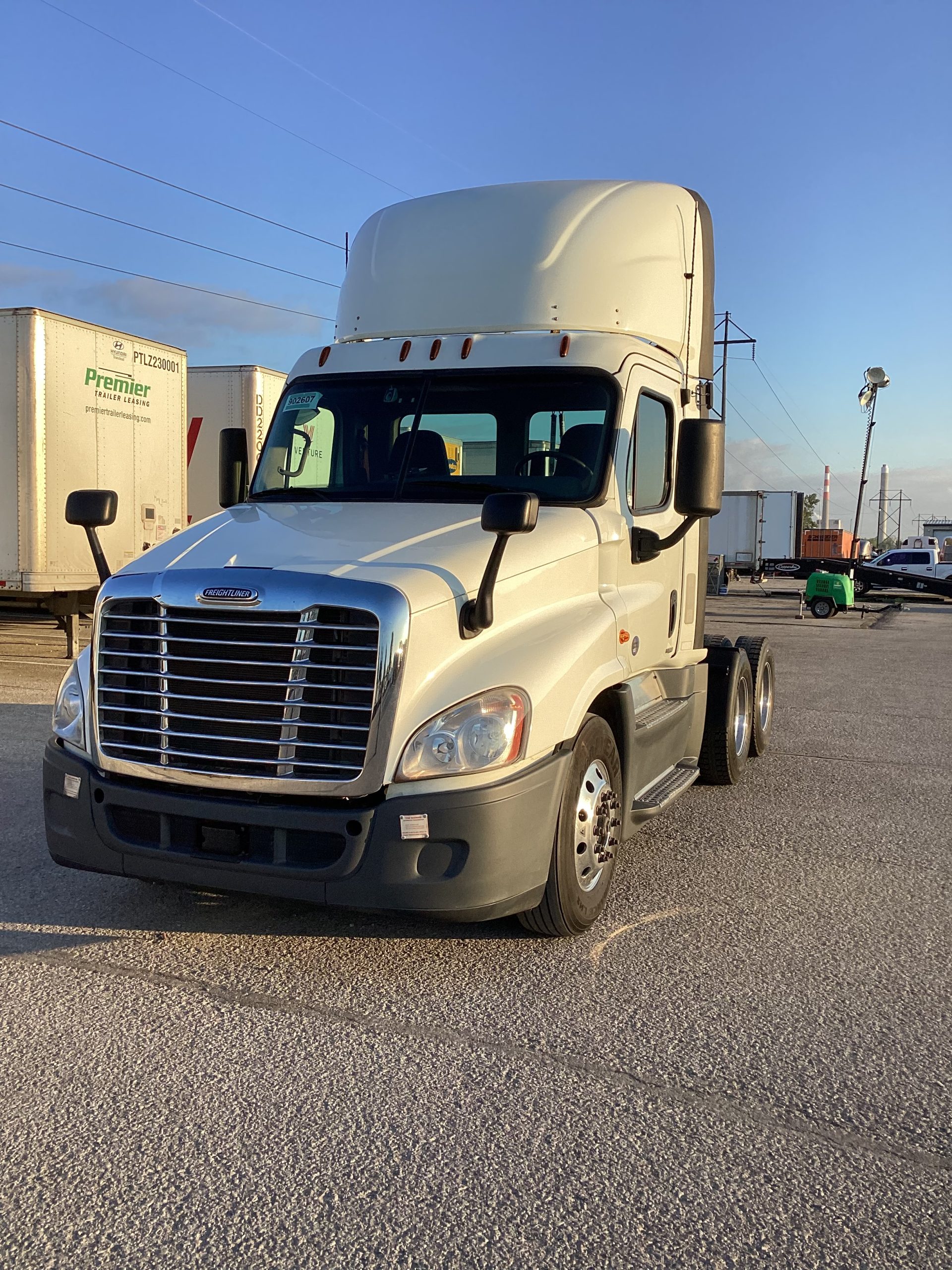 2018 Freightliner CA125 - image 1 of 5