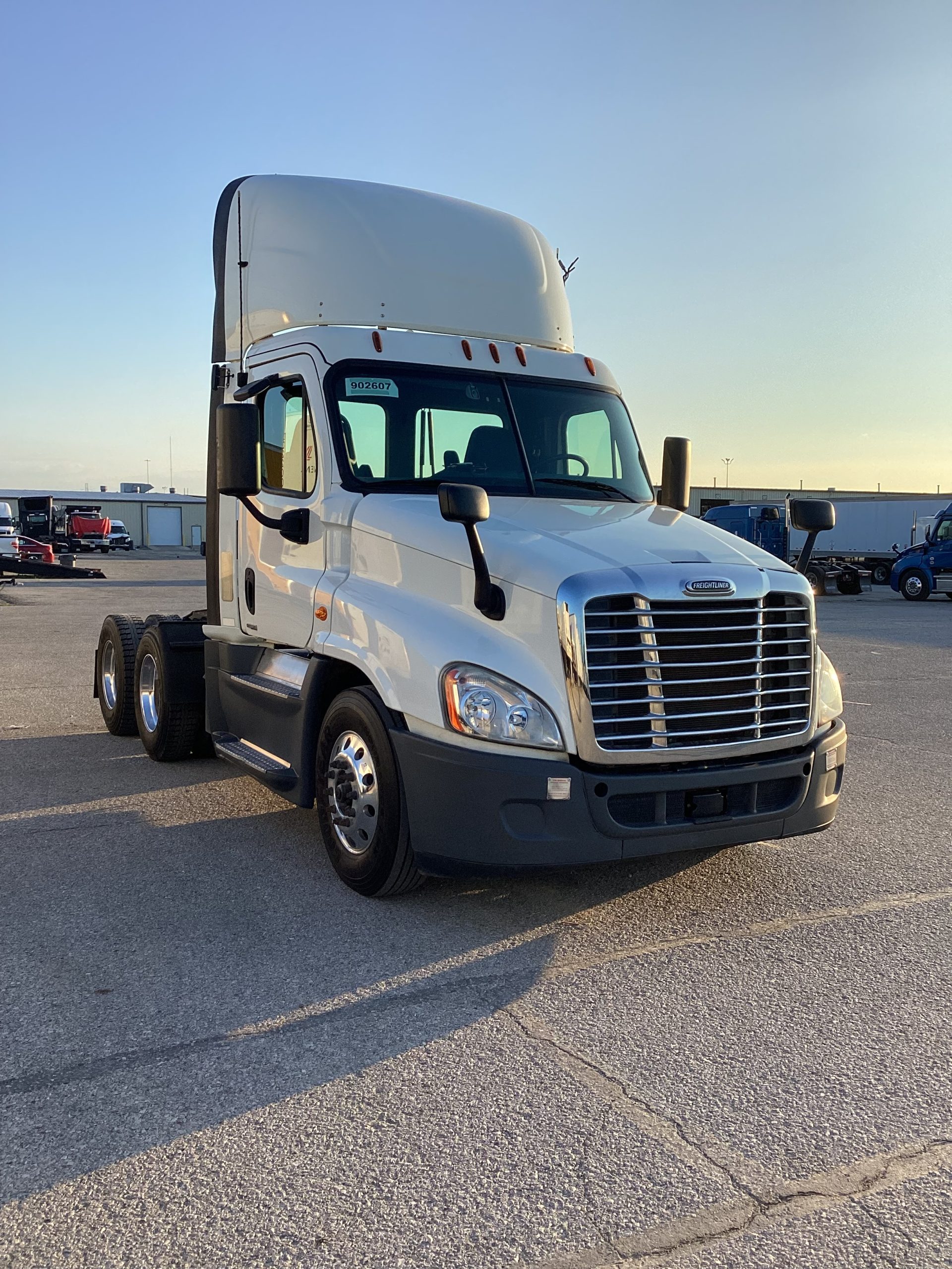 2018 Freightliner CA125 - image 3 of 5