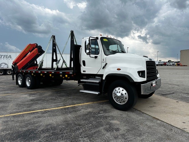 2017 Freightliner 114SD - image 2 of 6