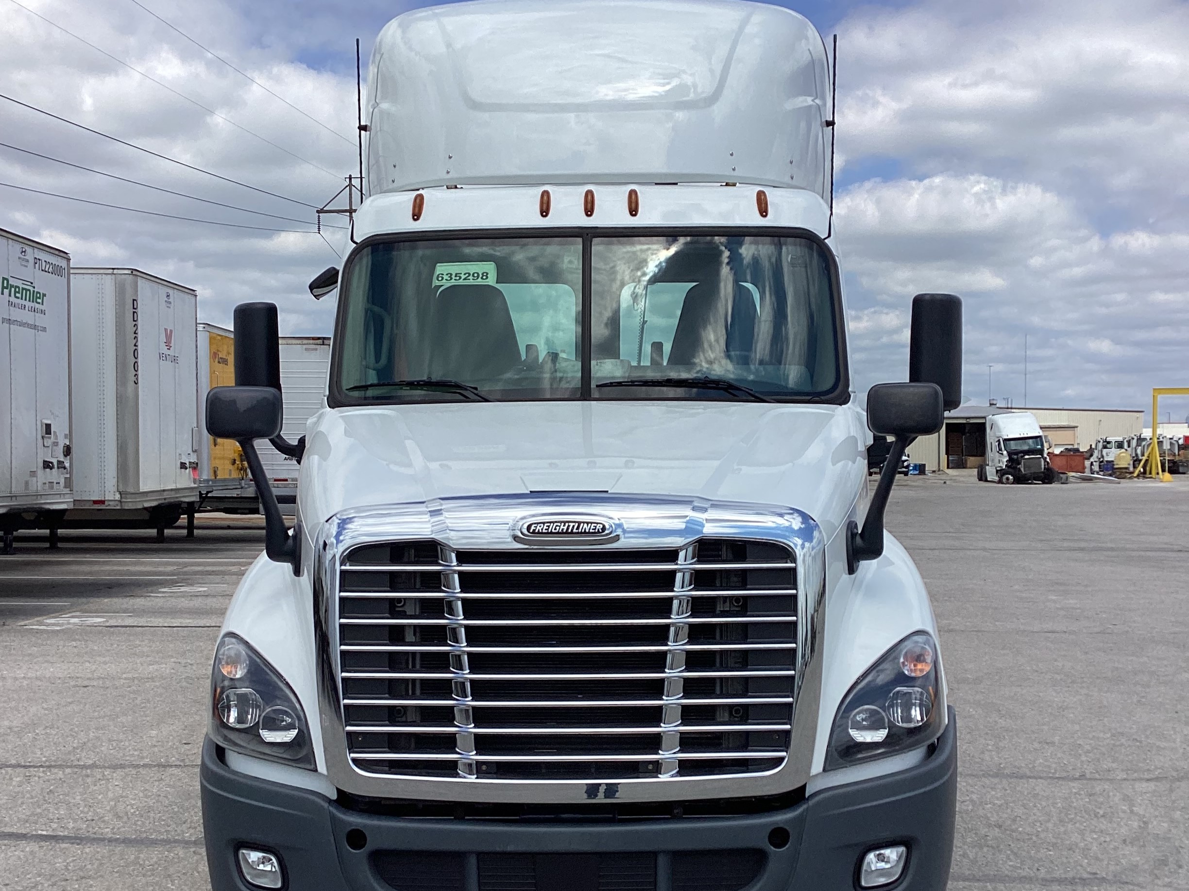 2019 Freightliner CA125 - image 2 of 5