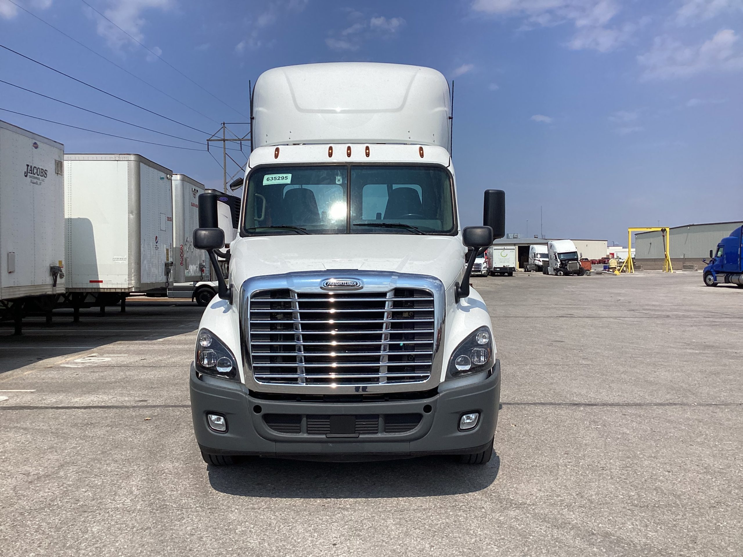 2019 Freightliner CA125 - image 2 of 6