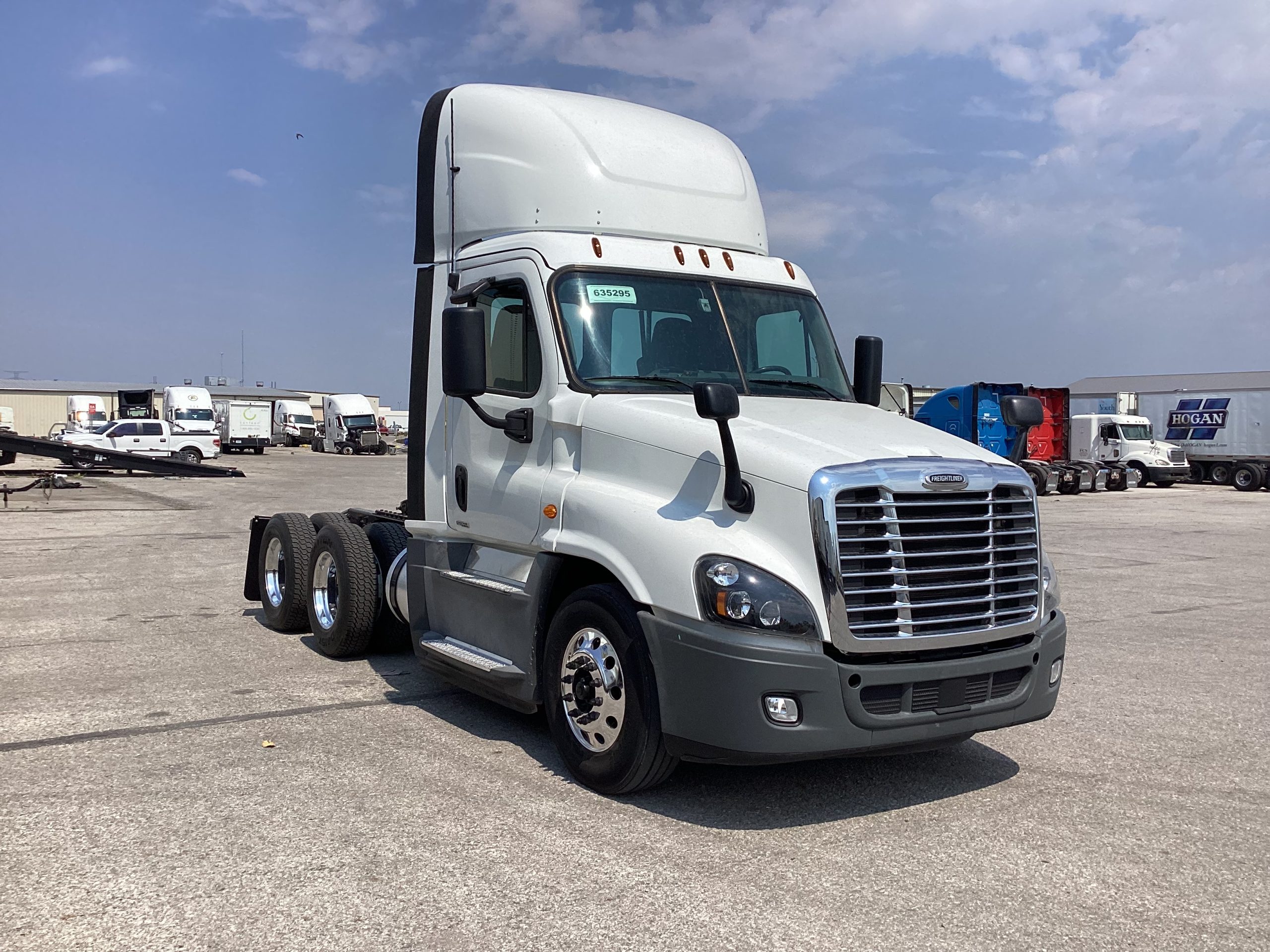 2019 Freightliner CA125 - image 3 of 6