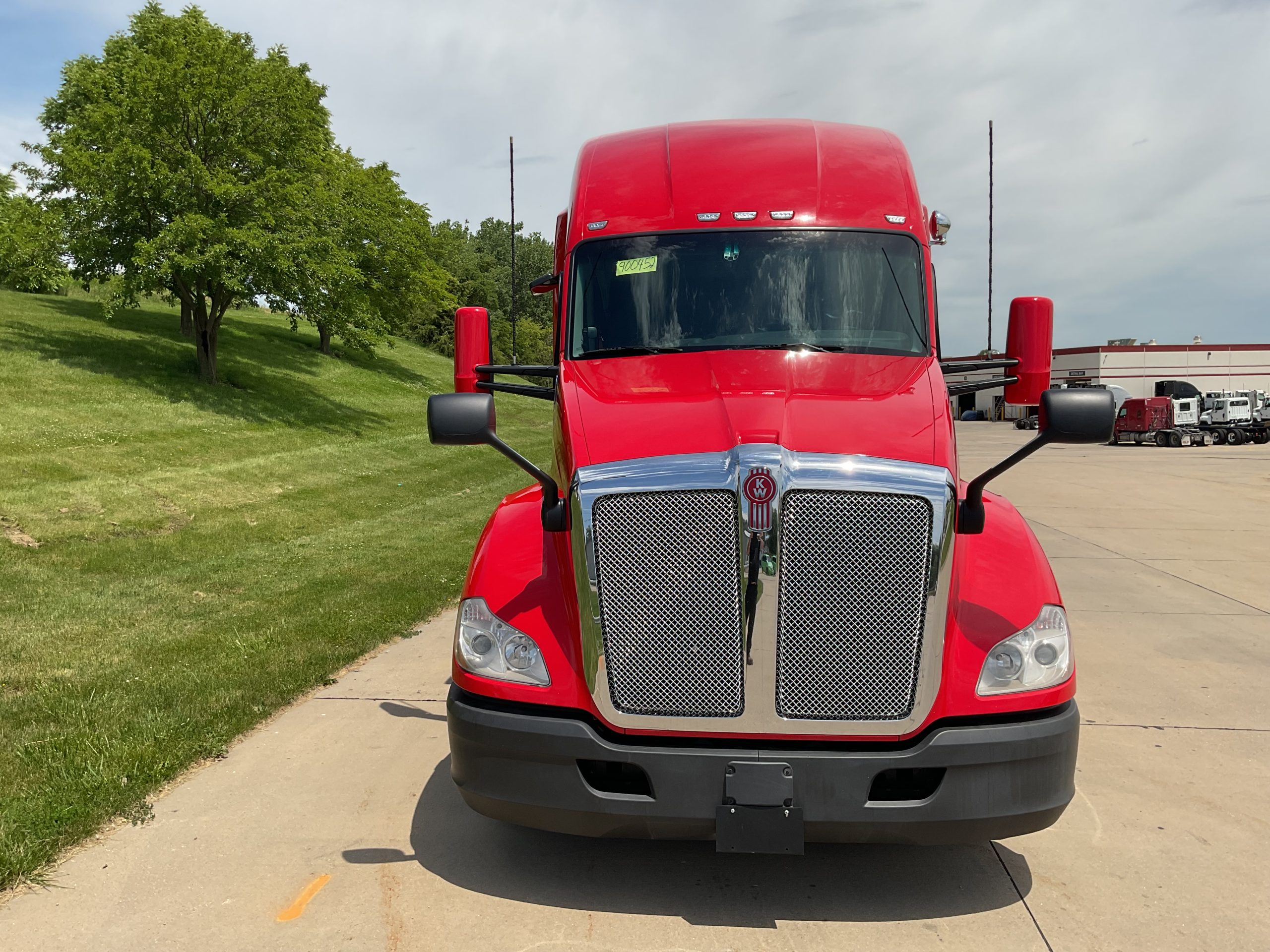 2022 Kenworth T680 - image 2 of 6