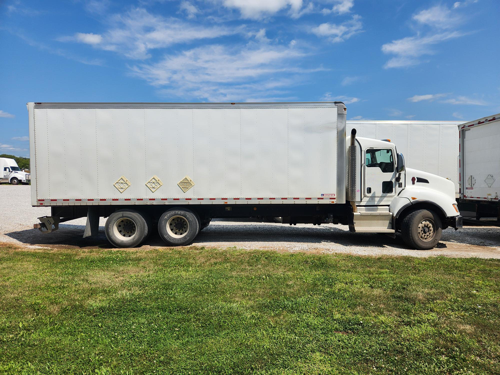 2016 Kenworth T440 - image 2 of 5