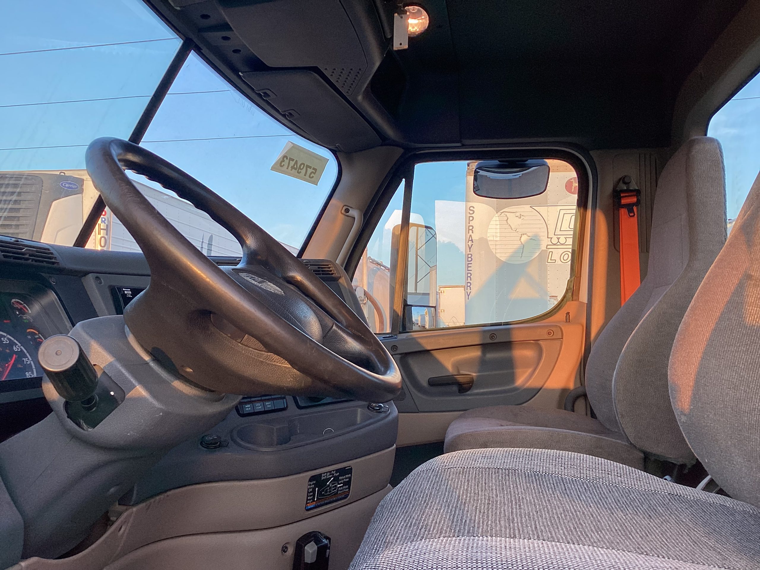 2018 Freightliner CA125 - image 6 of 6