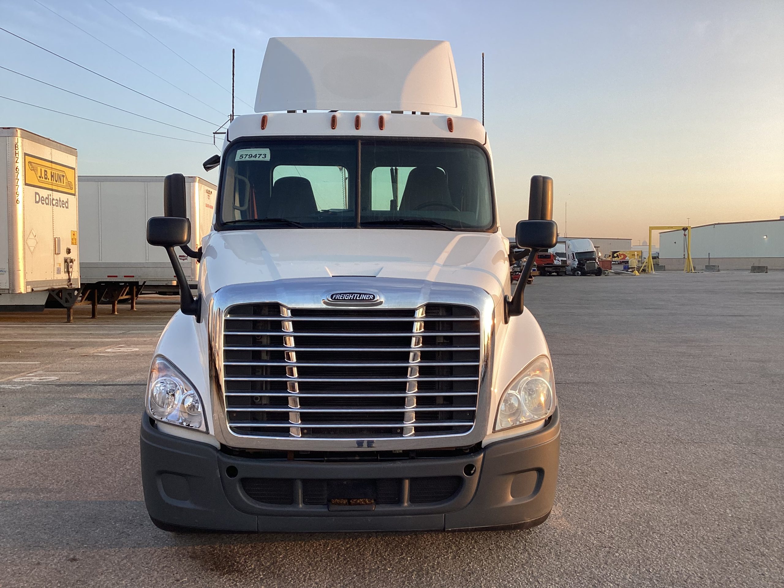 2018 Freightliner CA125 - image 2 of 6