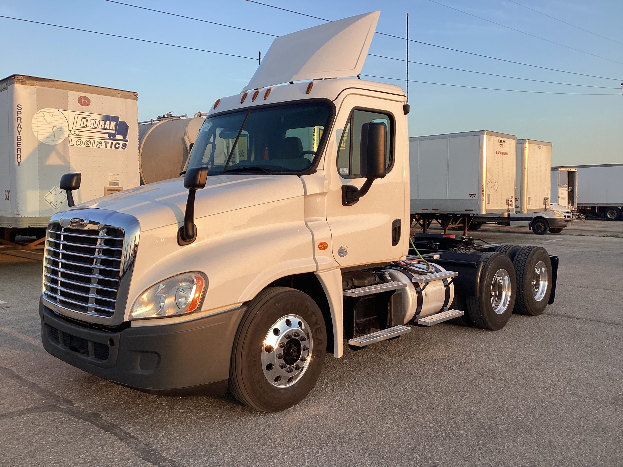 2018 Freightliner CA125 - image 1 of 6