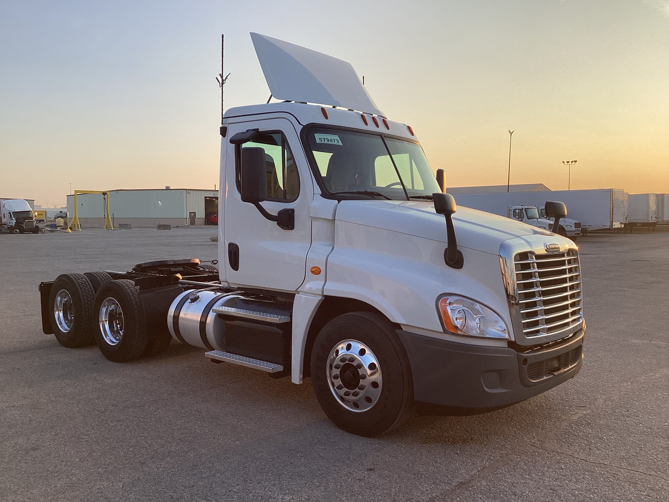 2018 Freightliner CA125 - image 3 of 6