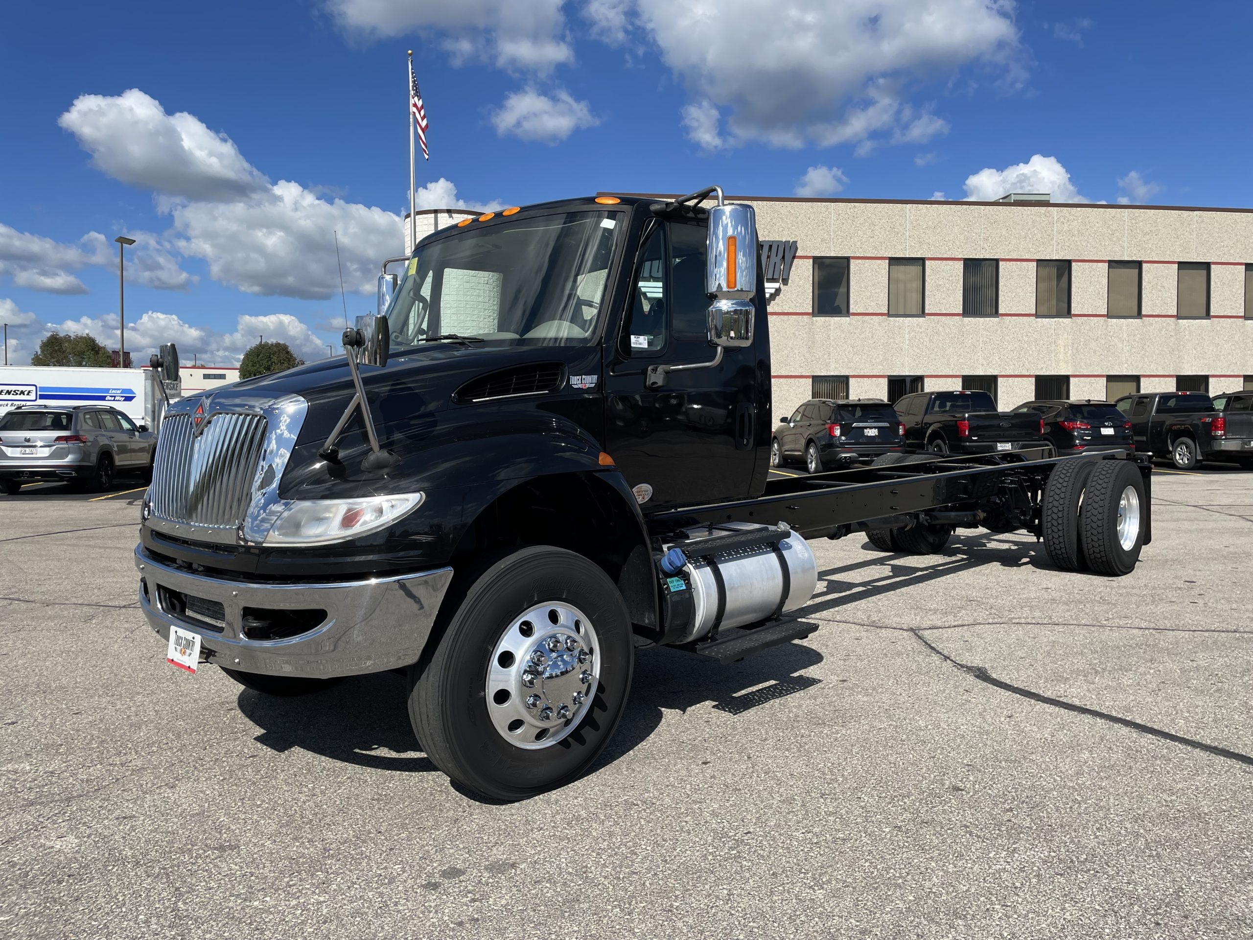 2018 International 4300 - image 1 of 5