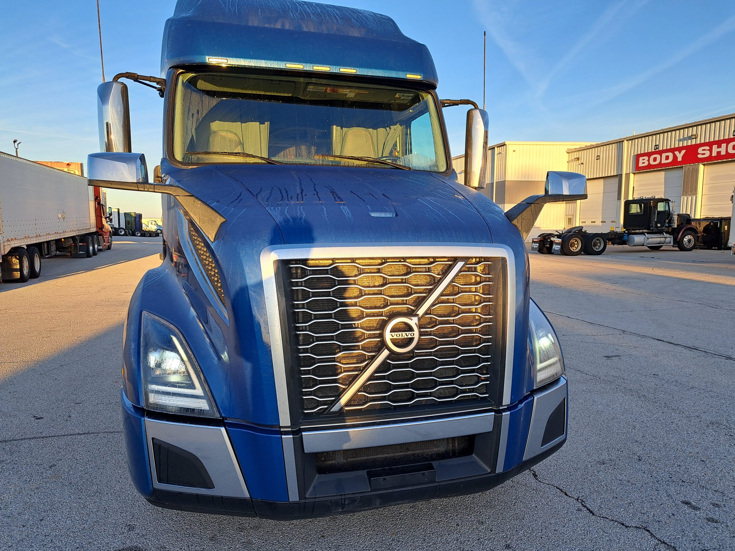 2021 Volvo VNL760 - image 2 of 6